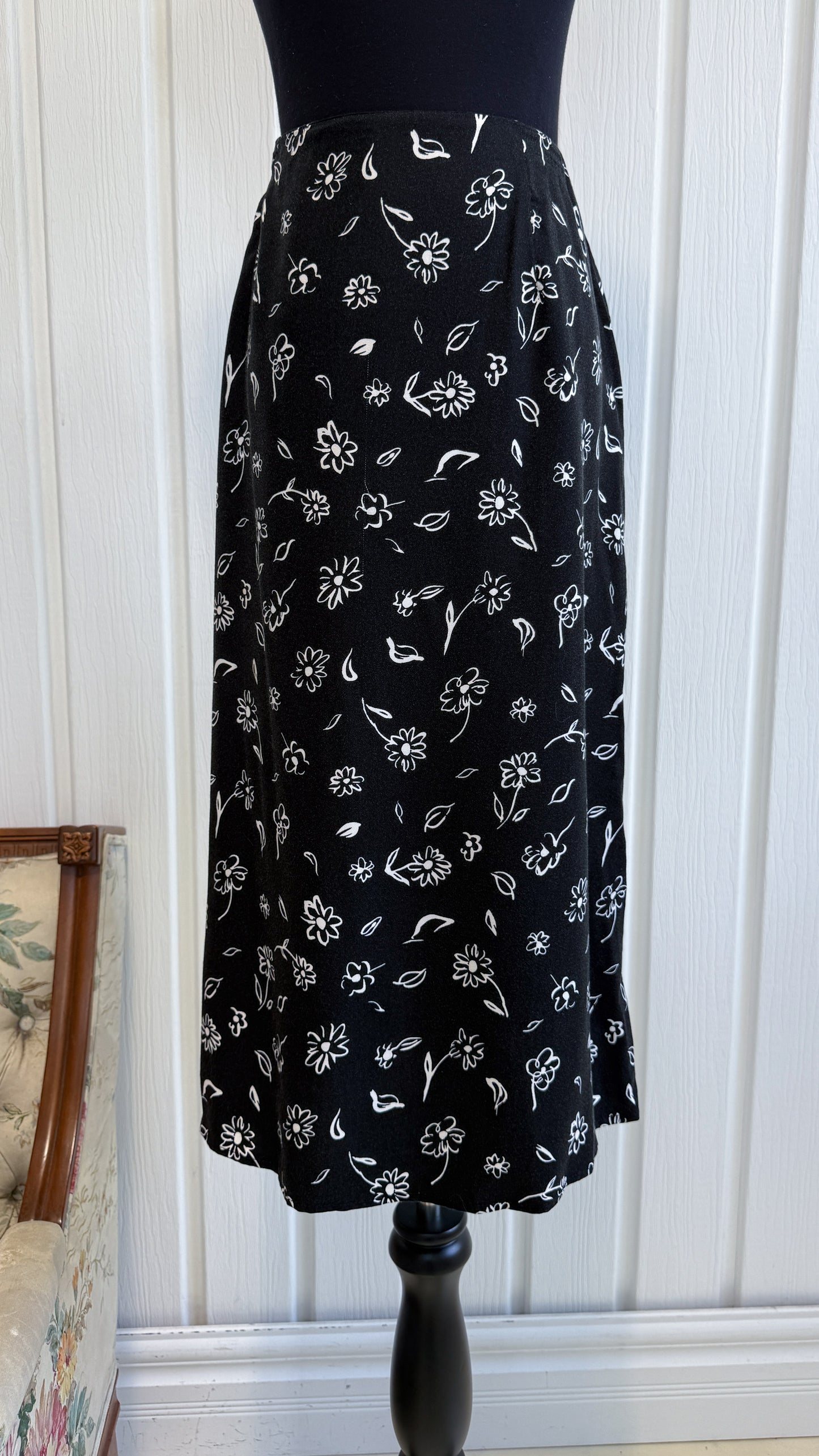 Jupe noire fleurie - large