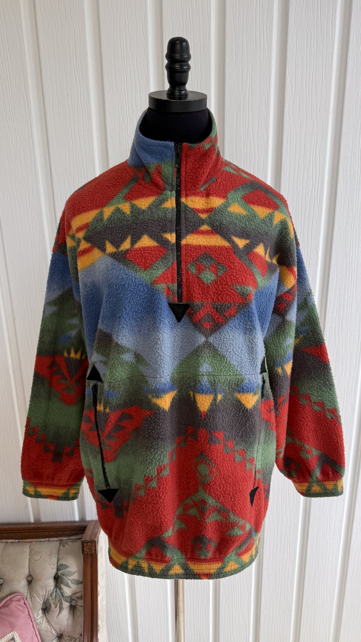 Chandail en polar à motifs orange,bleu et vert- medium