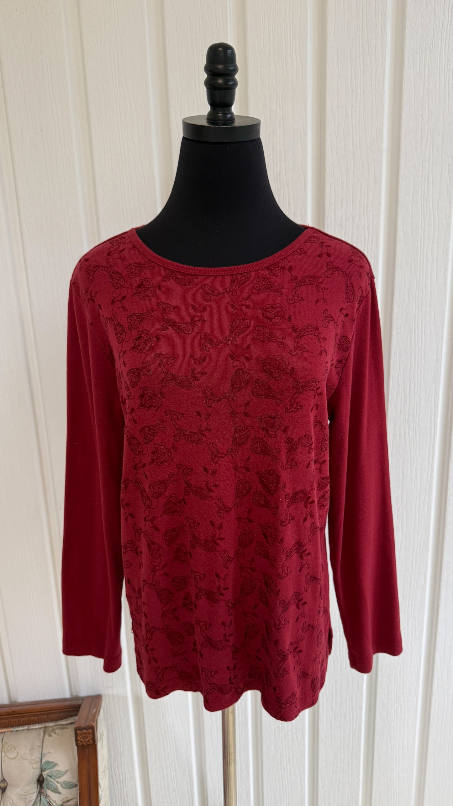 Chandail rouge vin à motifs- medium