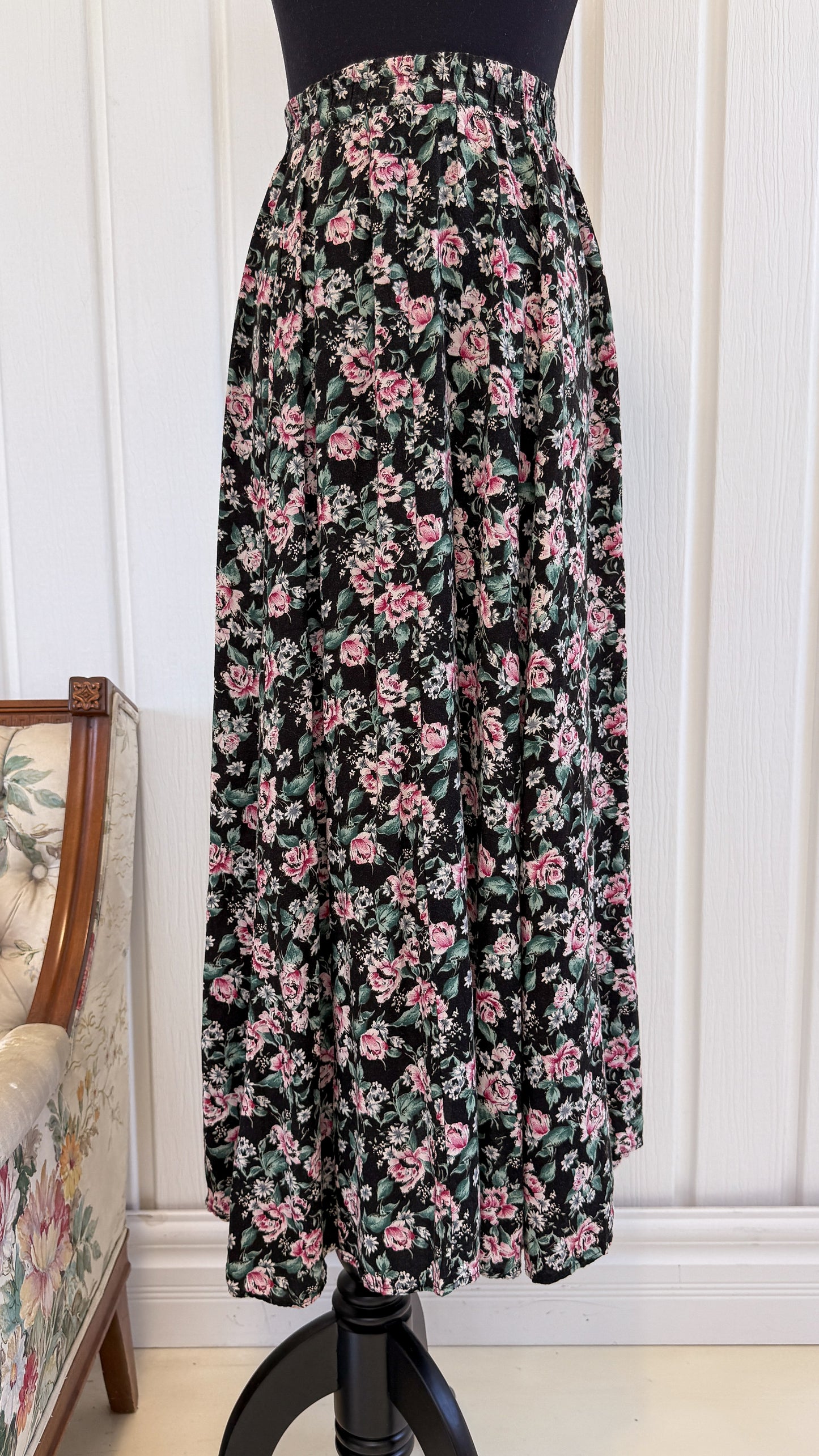 Jupe noire fleurie rose - small