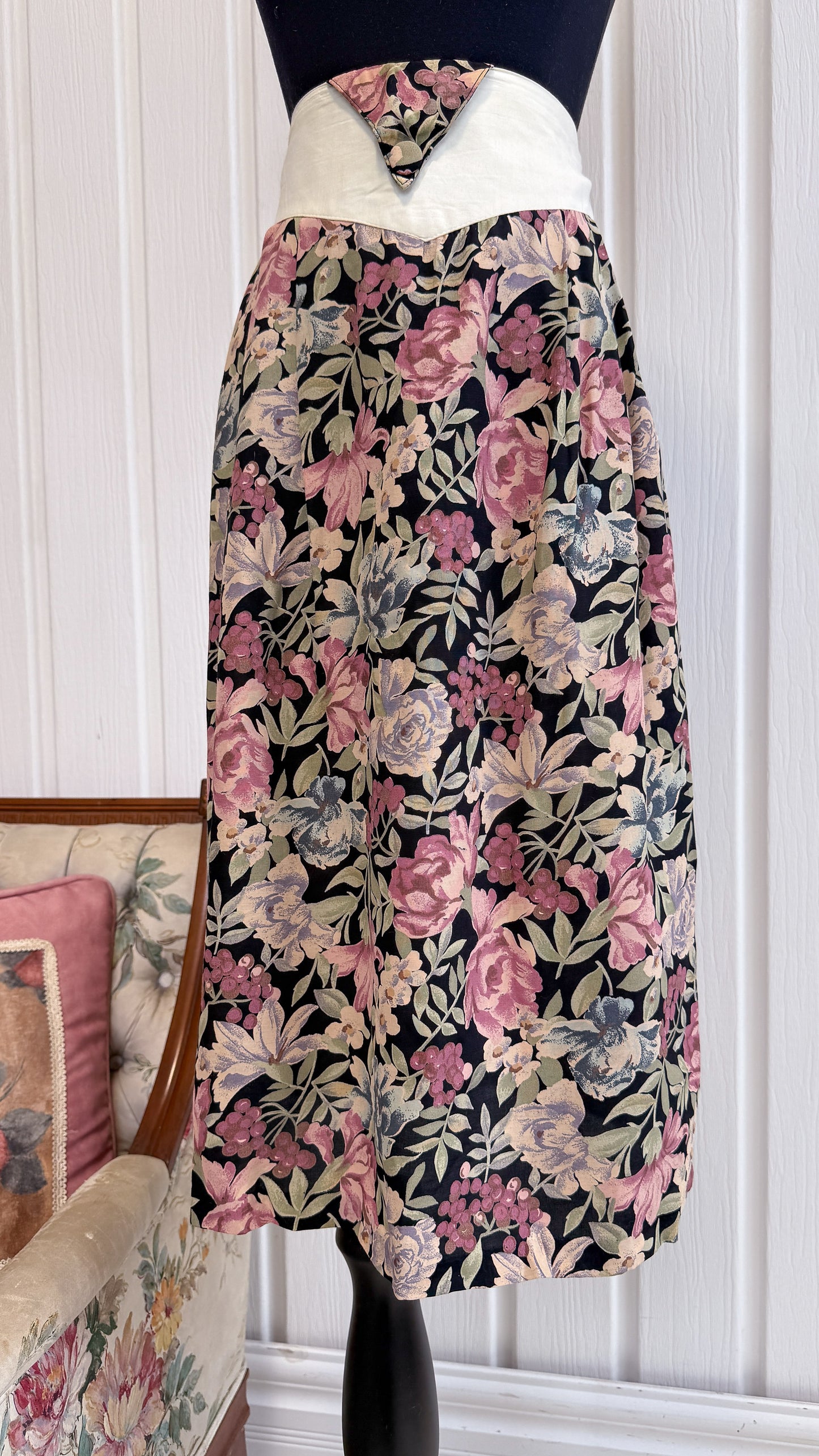 Jupe noire fleurie rose et verte- medium