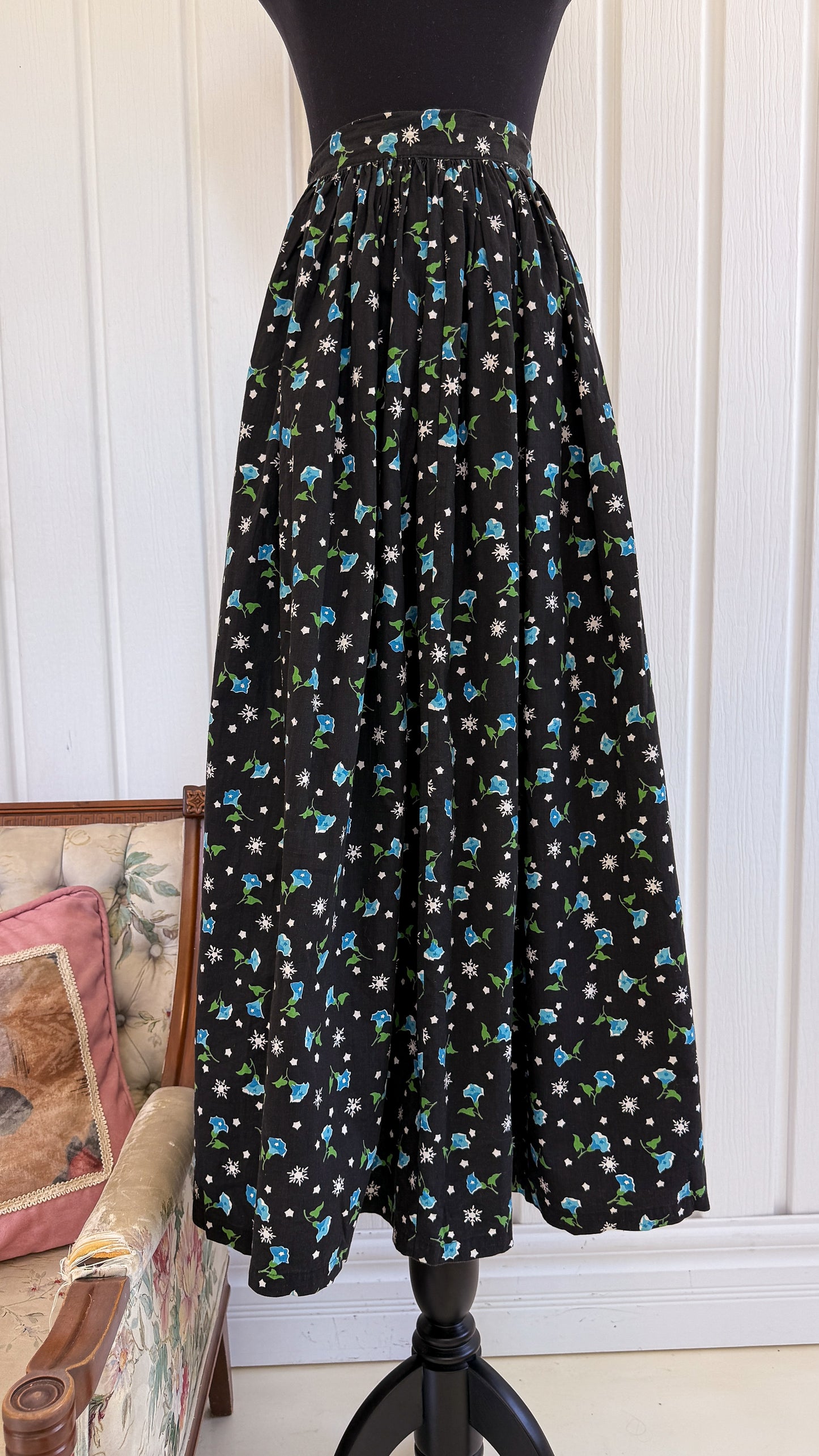 Jupe noire fleurie bleu - small