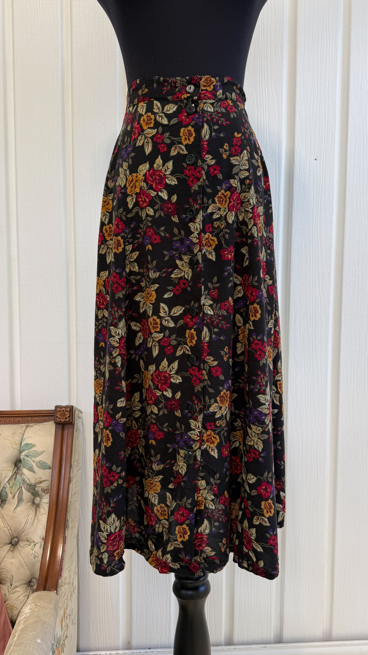 Jupe noire fleurie rouge,mauve et jaune- medium