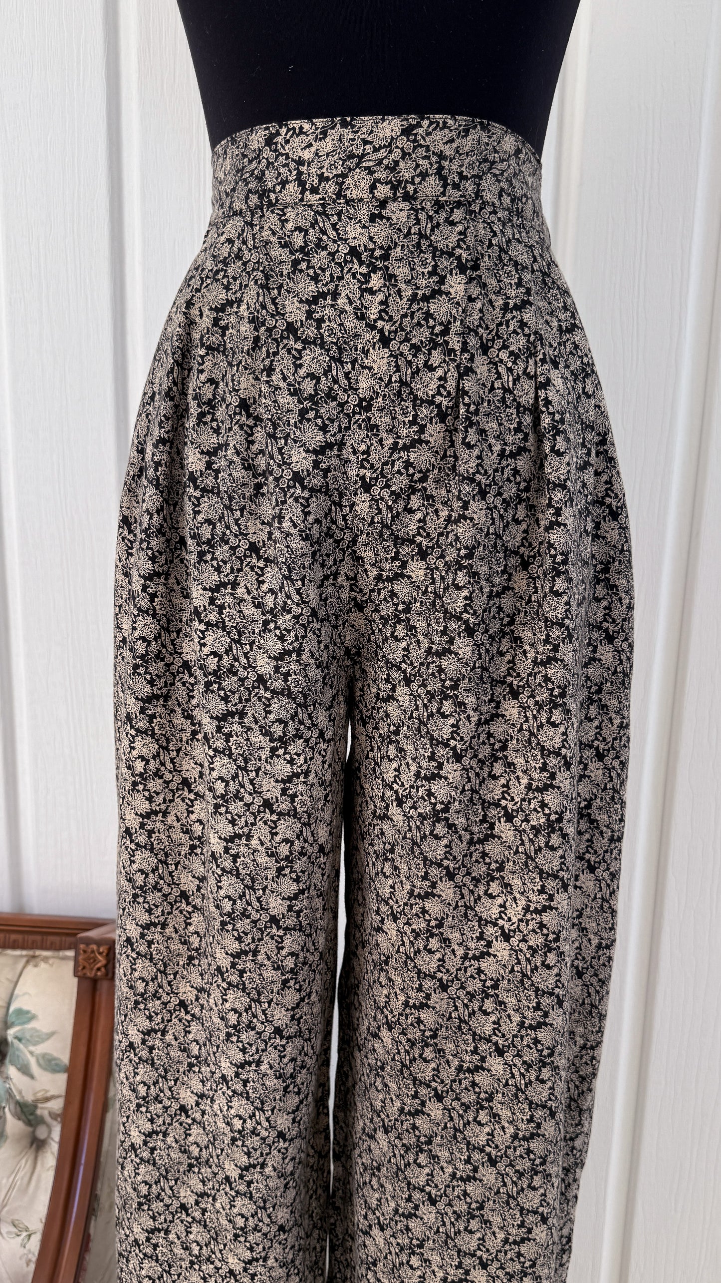 Pantalons pattes larges noir fleuris beige - small