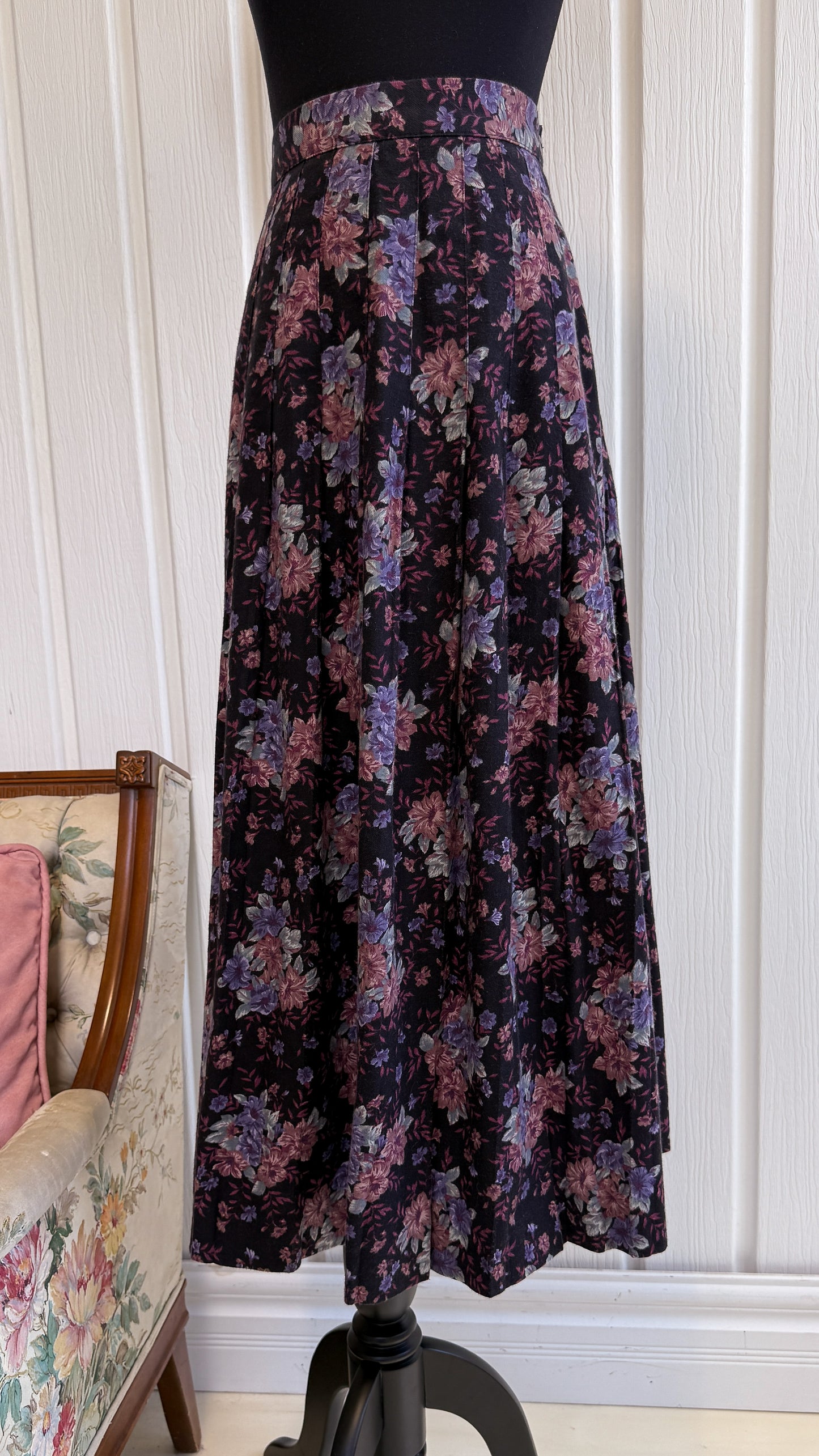 Jupe noire plissée fleurie mauve- small