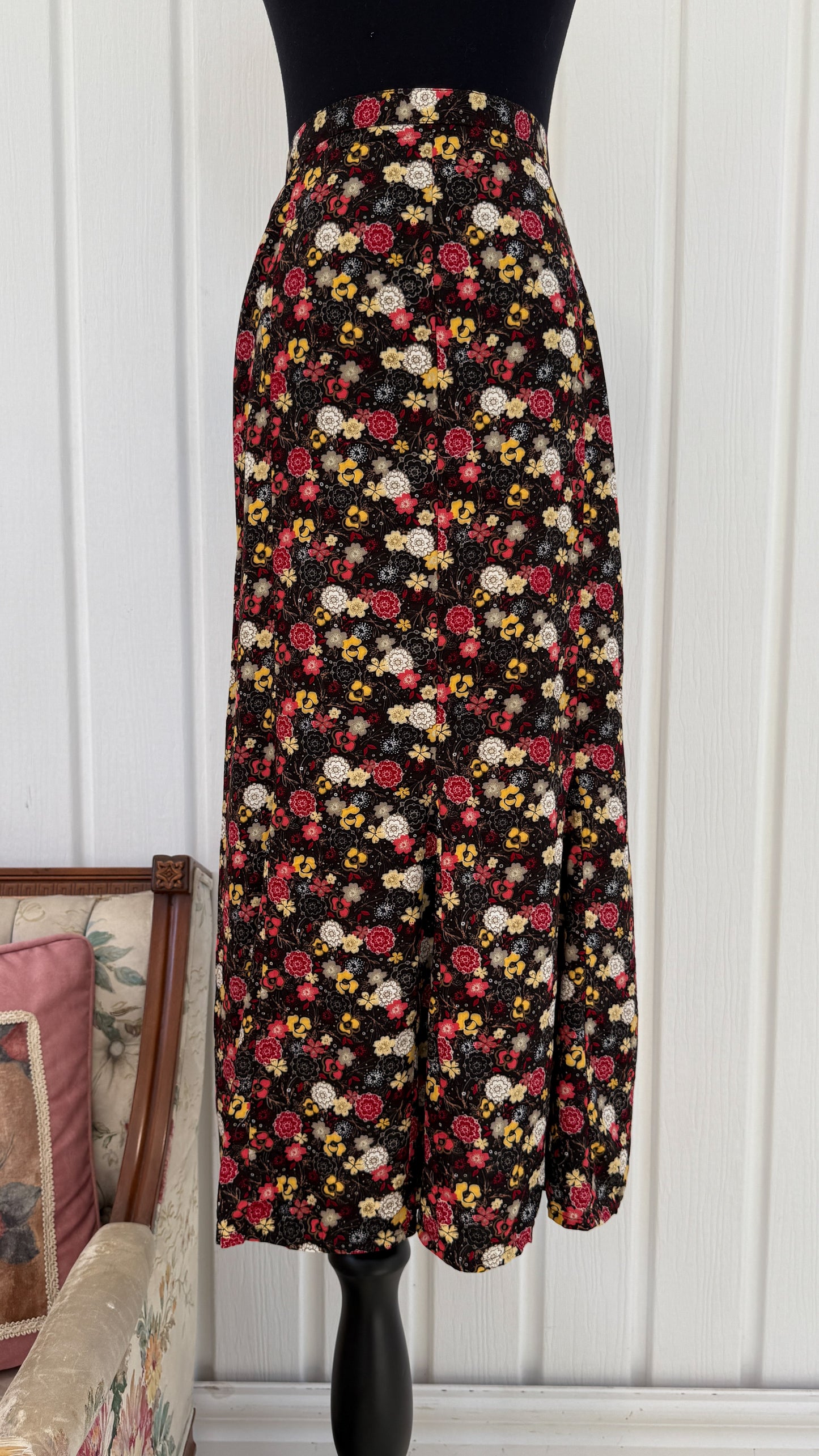 Jupe noire fleurie rouge et jaune- small
