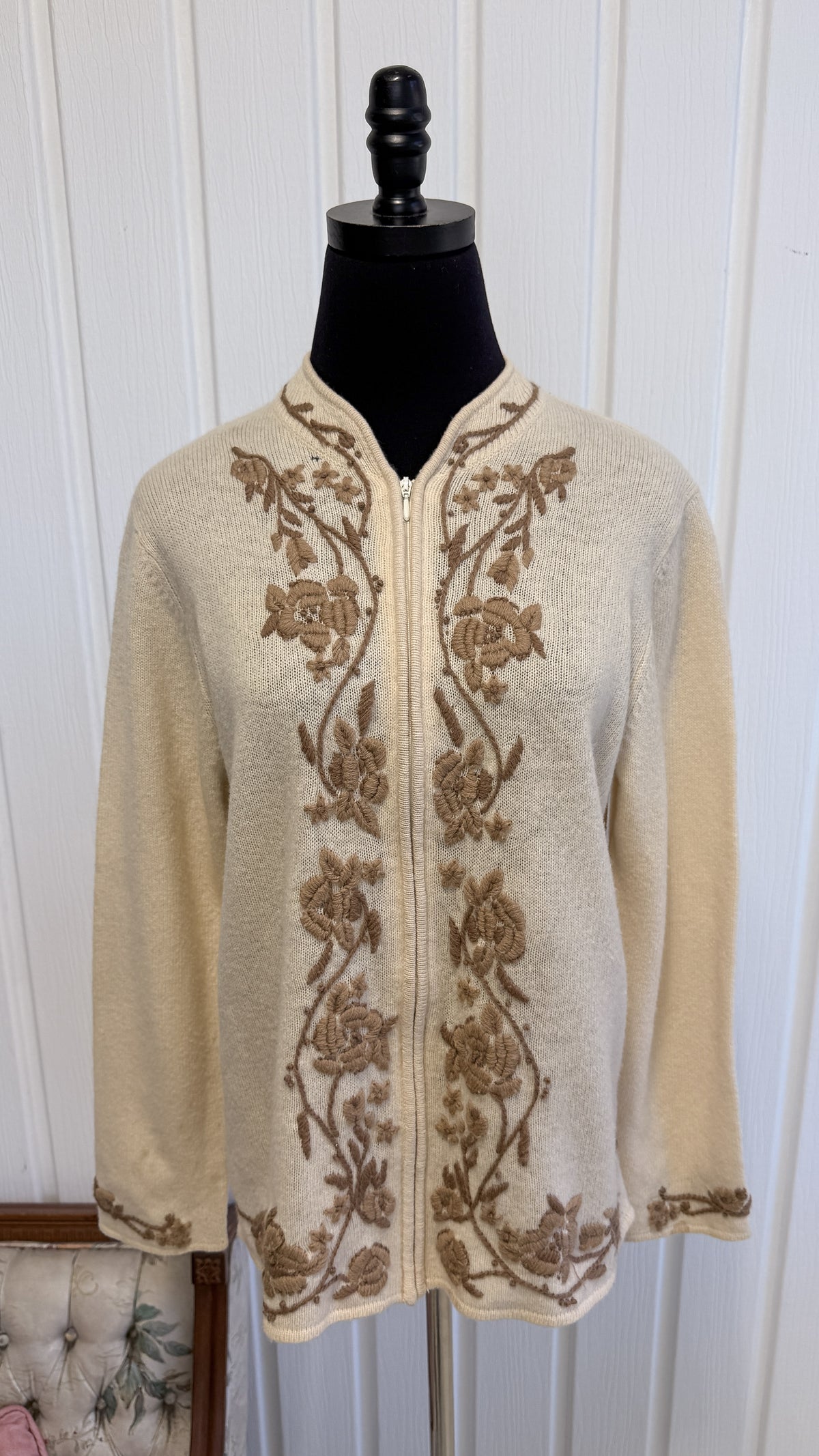 Veste en tricot beige brodée- medium