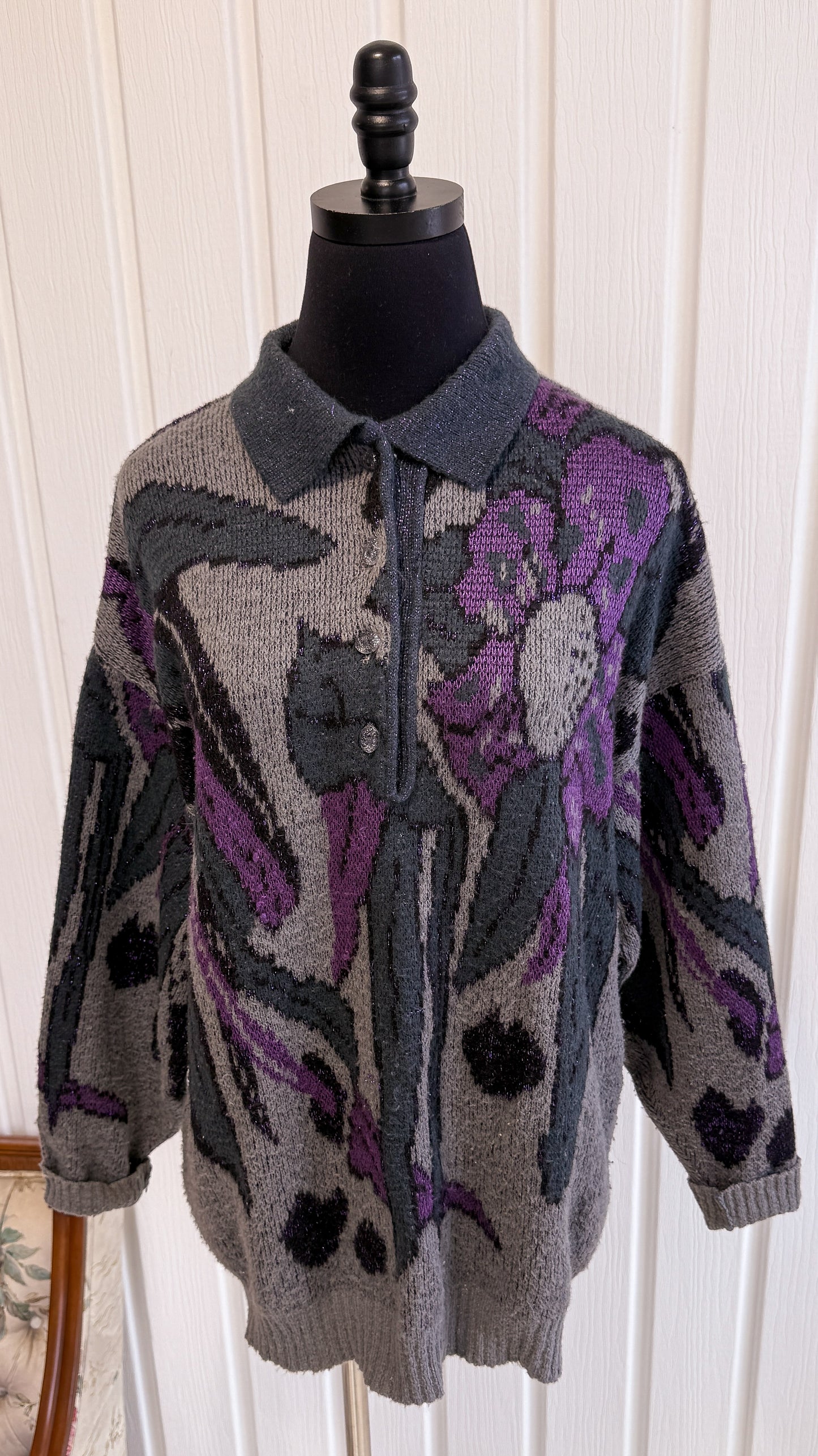 Gray knitted sweater with mauve flowers - medium