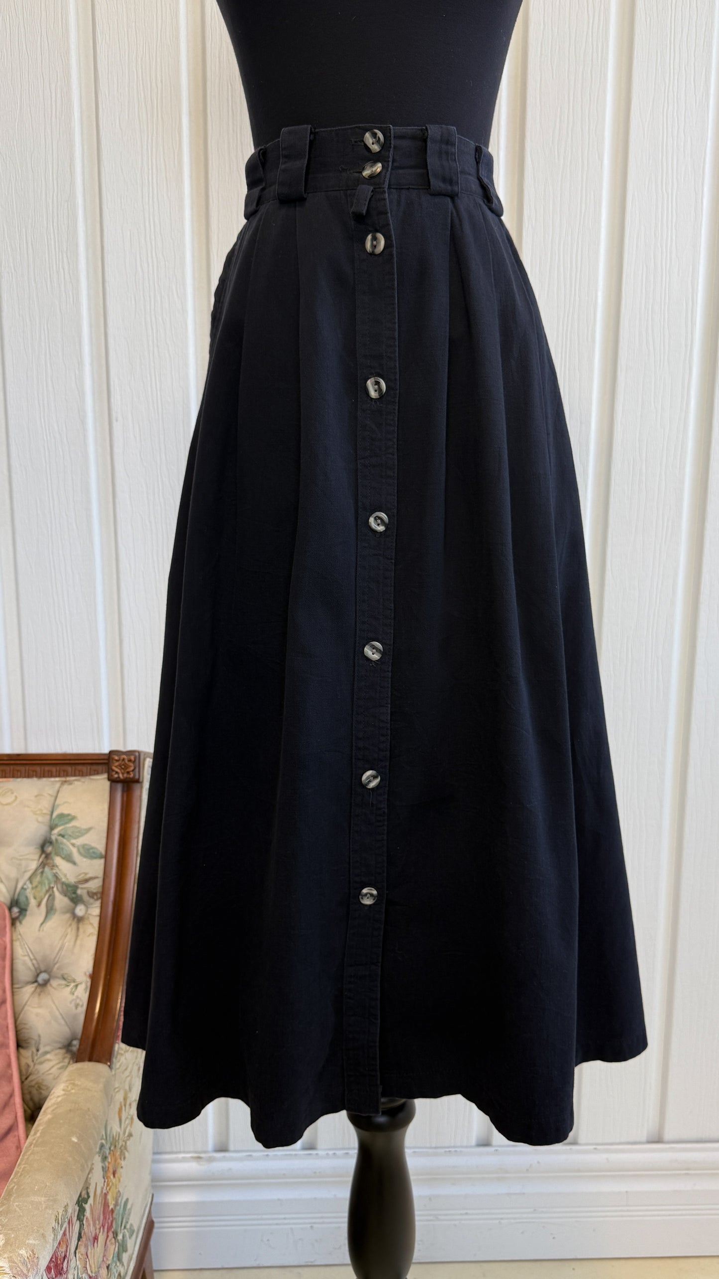 Jupe noire évasée à boutons- small