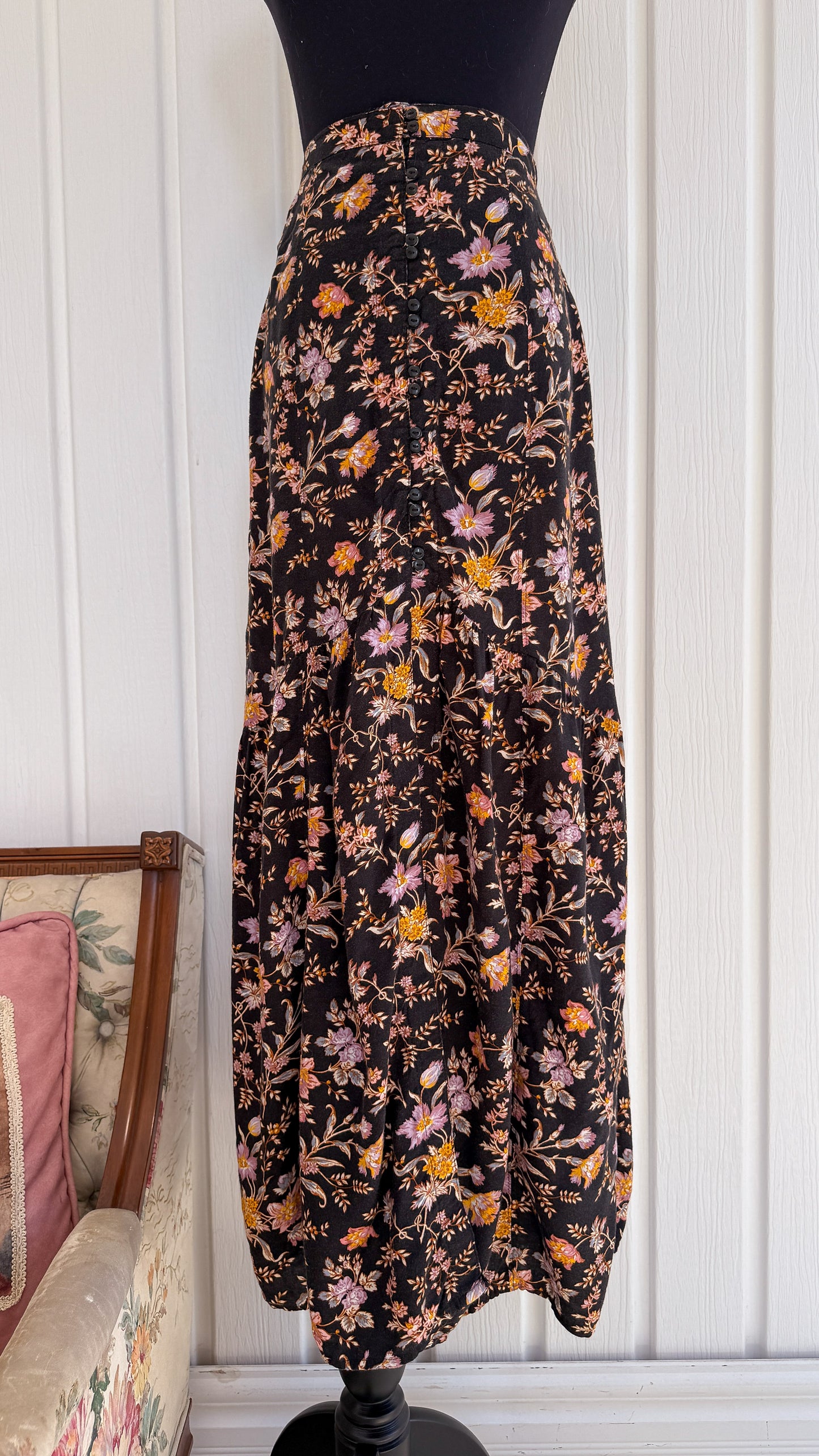 Jupe noire fleurie orange et mauve- medium