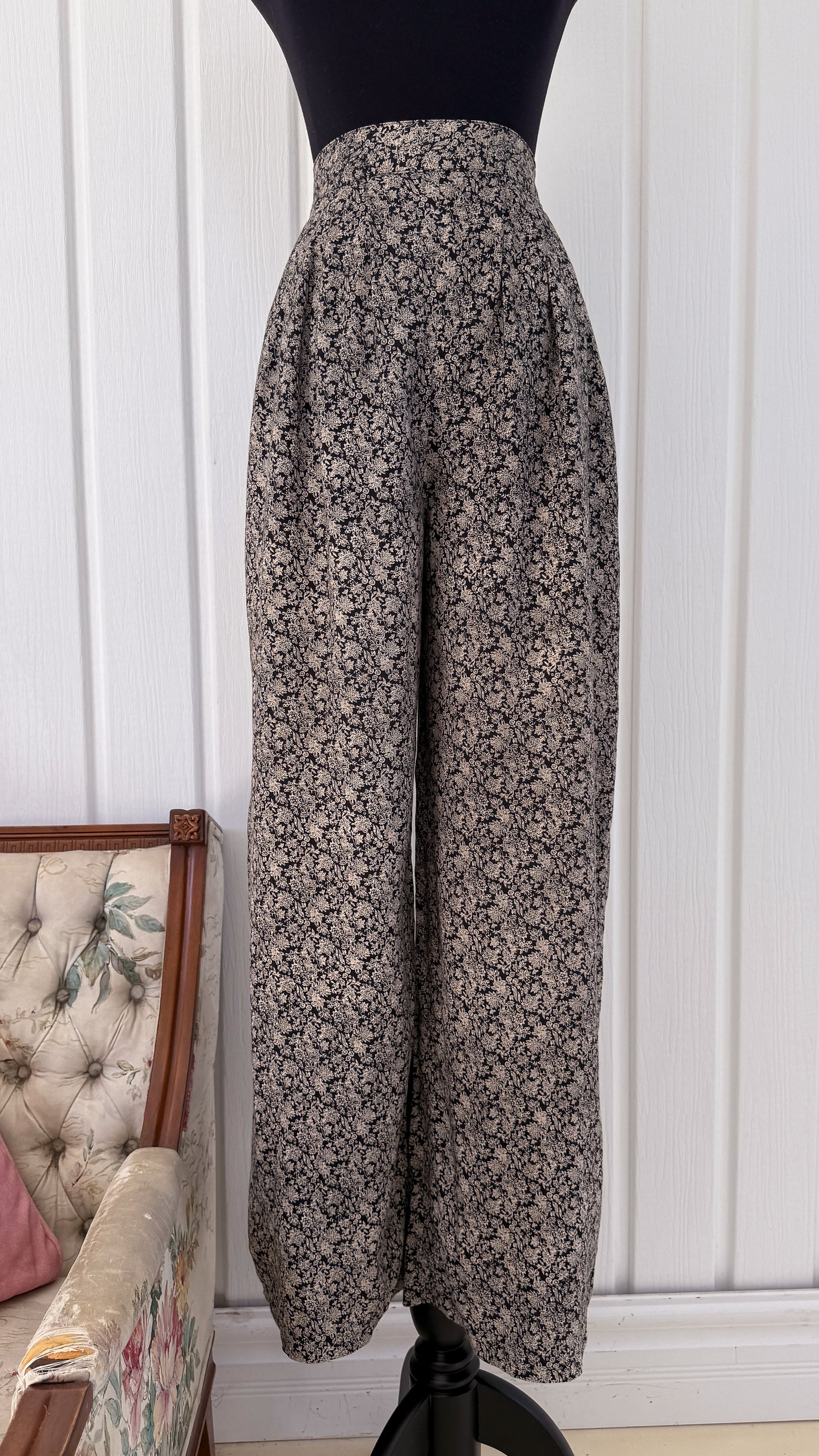 Pantalons pattes larges noir fleuris beige - small