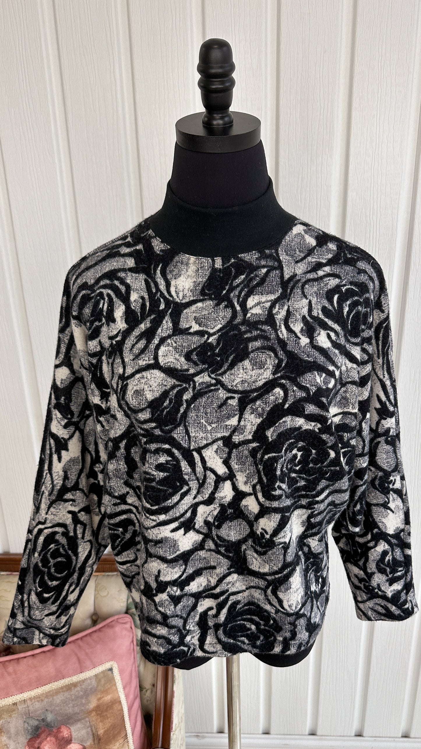 Chandail noir et blanc motifs de roses- small