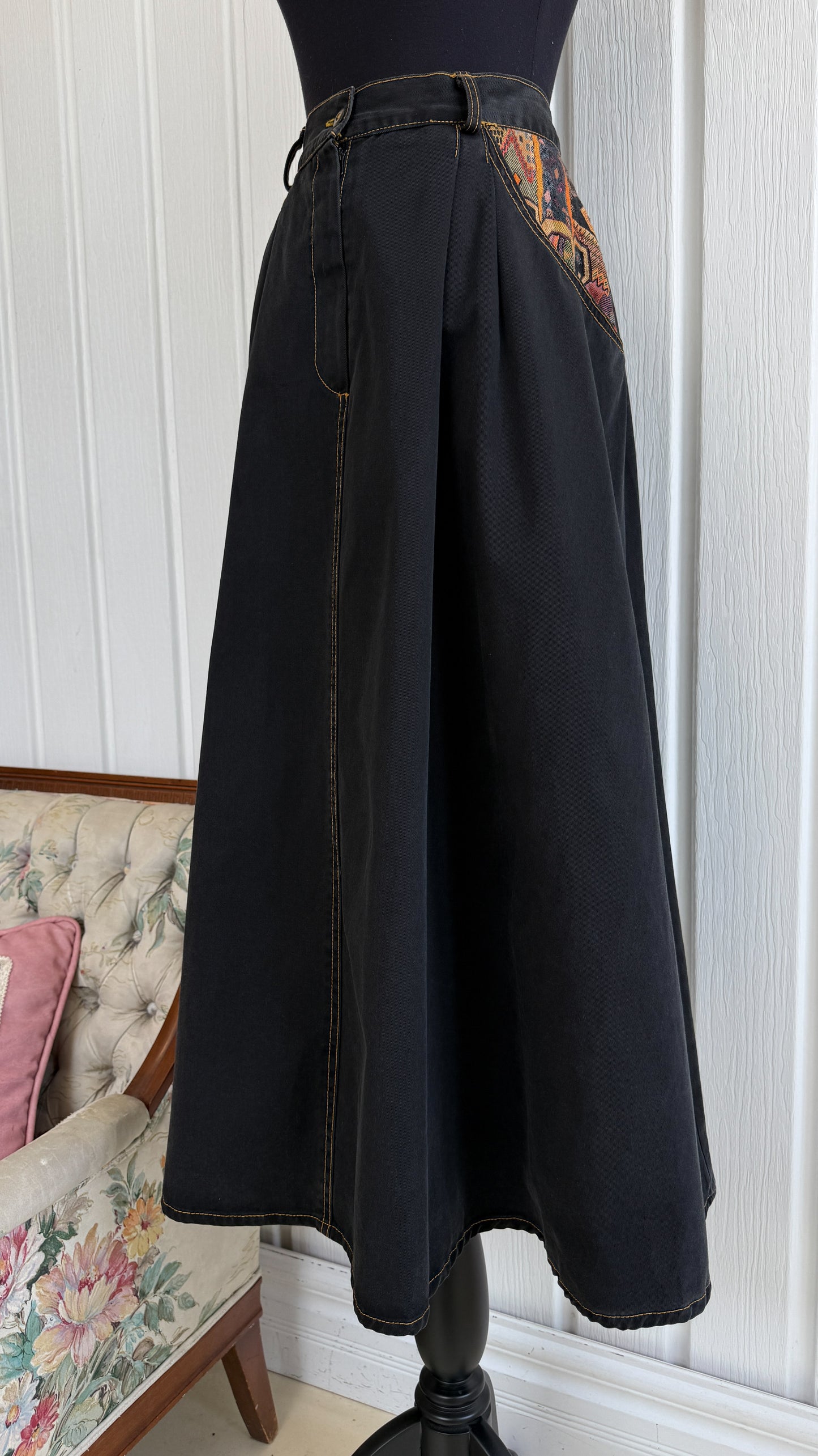 Jupe noir évasée à broderies- medium