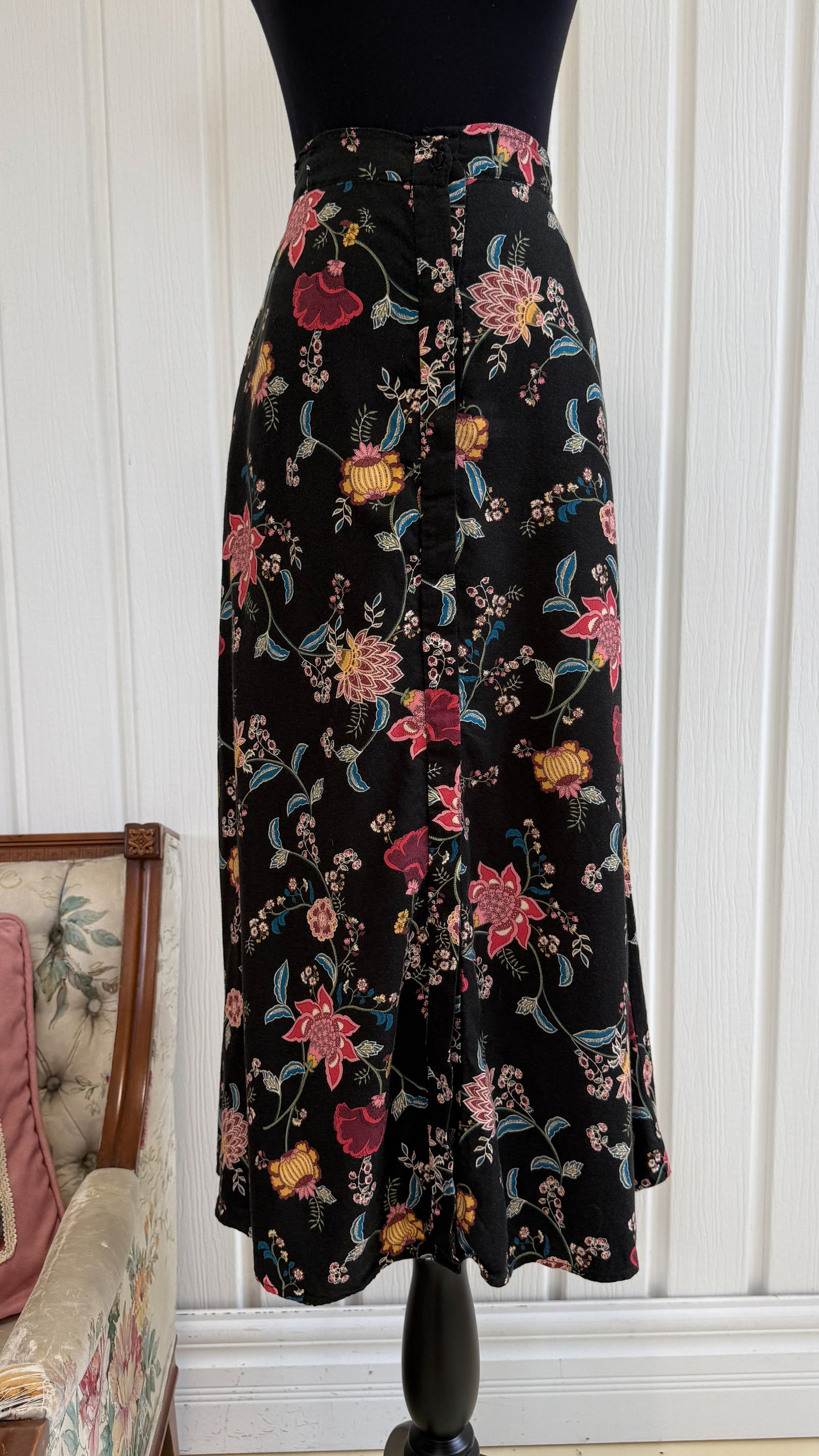 Jupe noire fleurie rose,bleu,jaune et vert- small