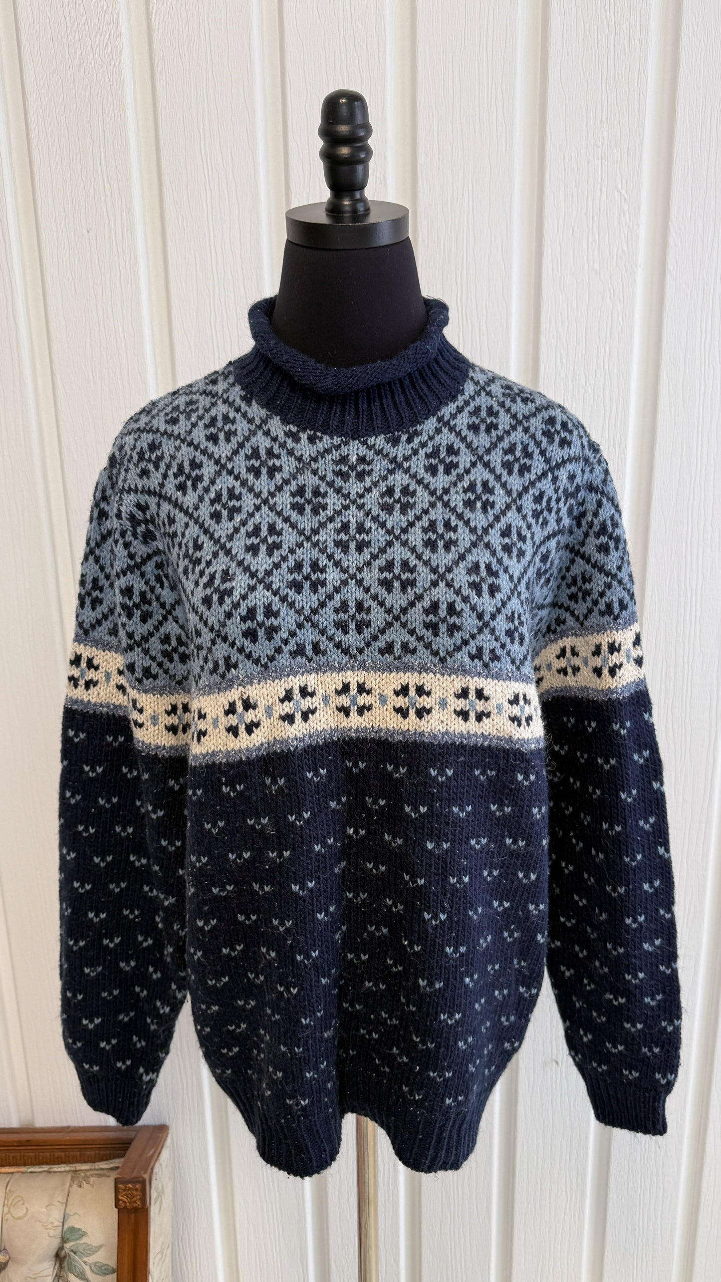 Chandail tricot bleu col roulé- large