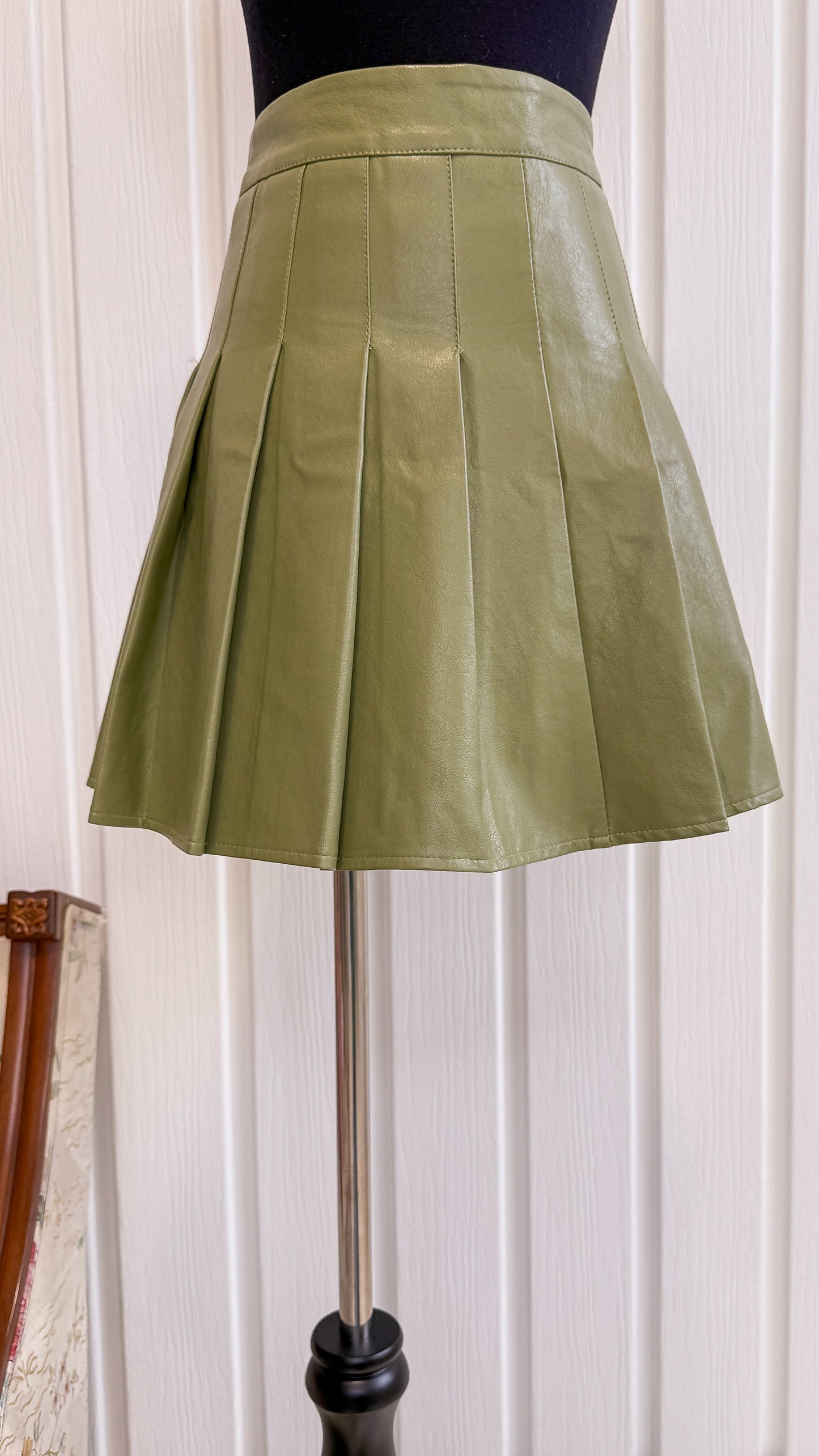 Jupe écolière en faux cuir vert- small
