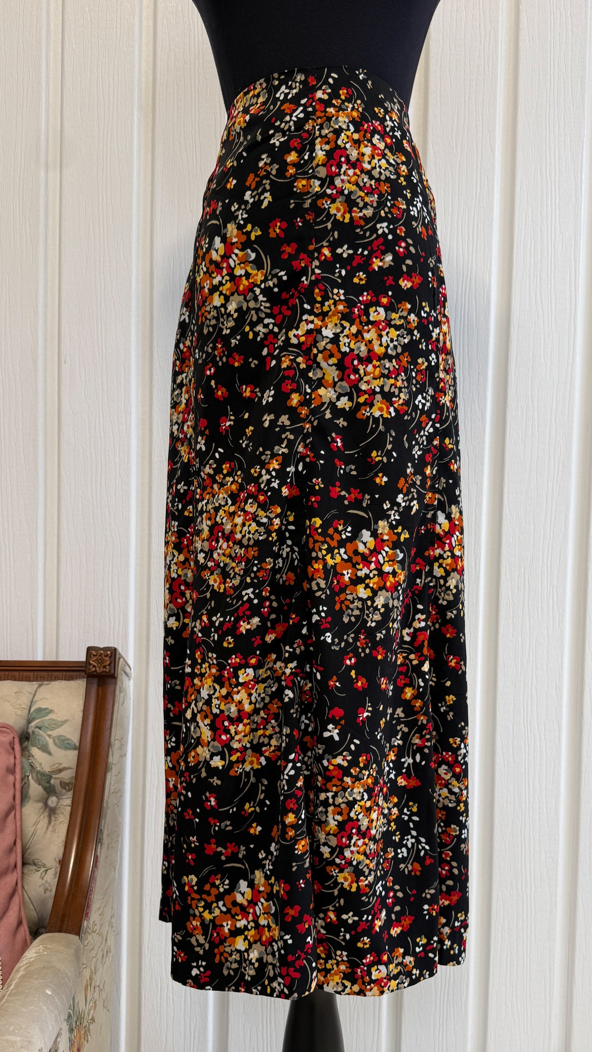 Jupe noire fleurie rouge,jaune et beige- large
