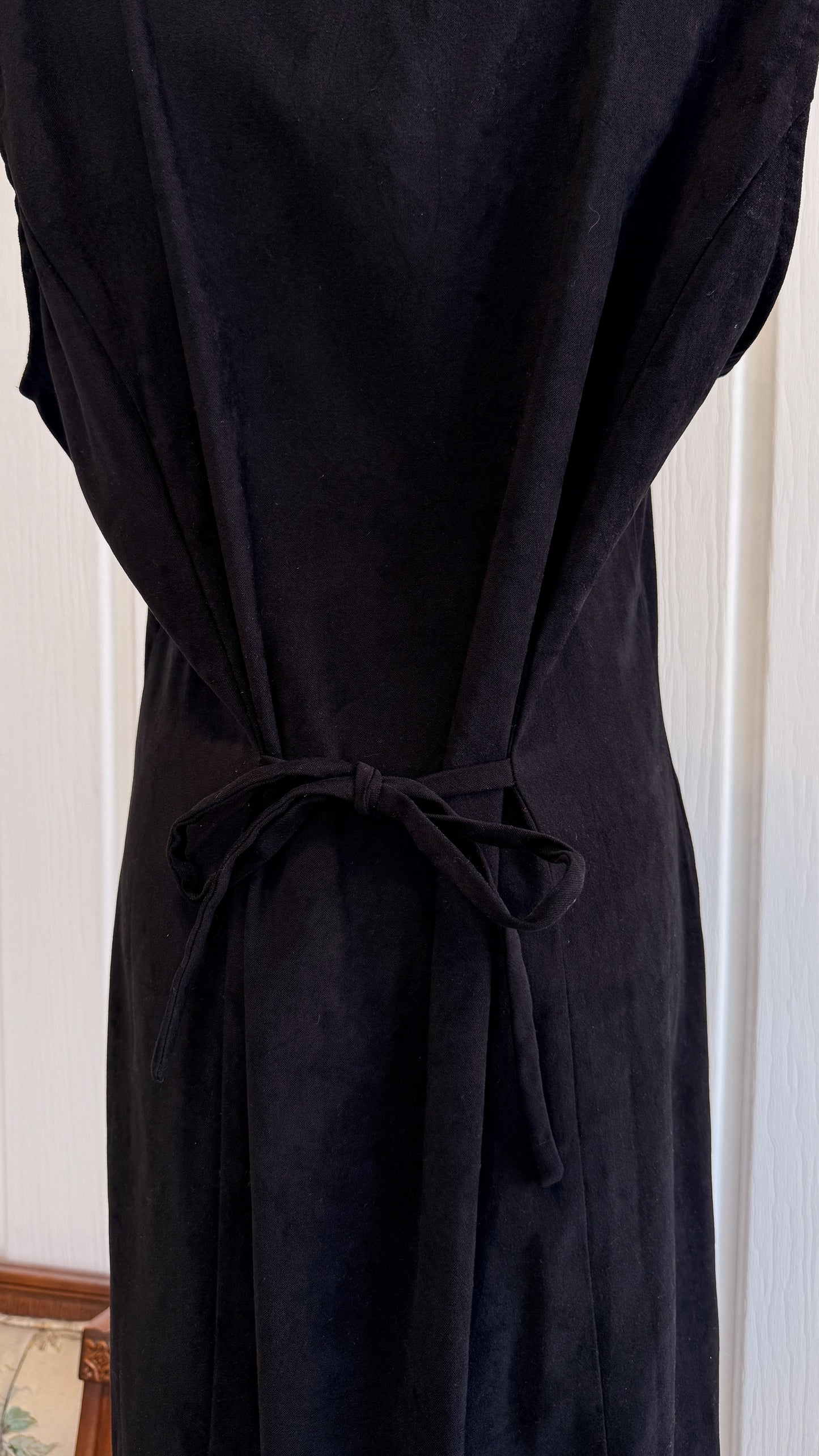 Robe noire à boutons- large
