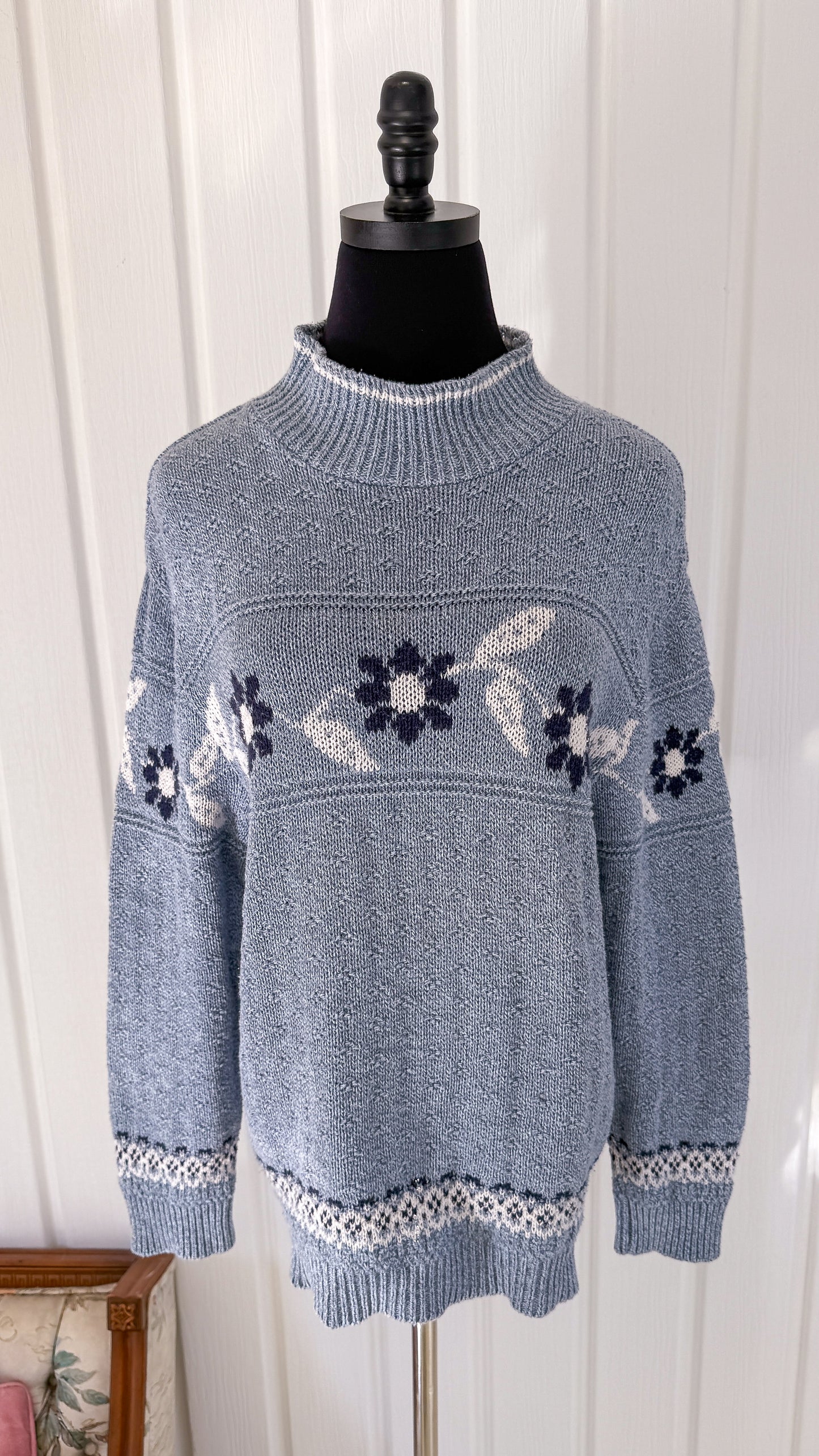 Chandail en tricot bleu fleuris- medium