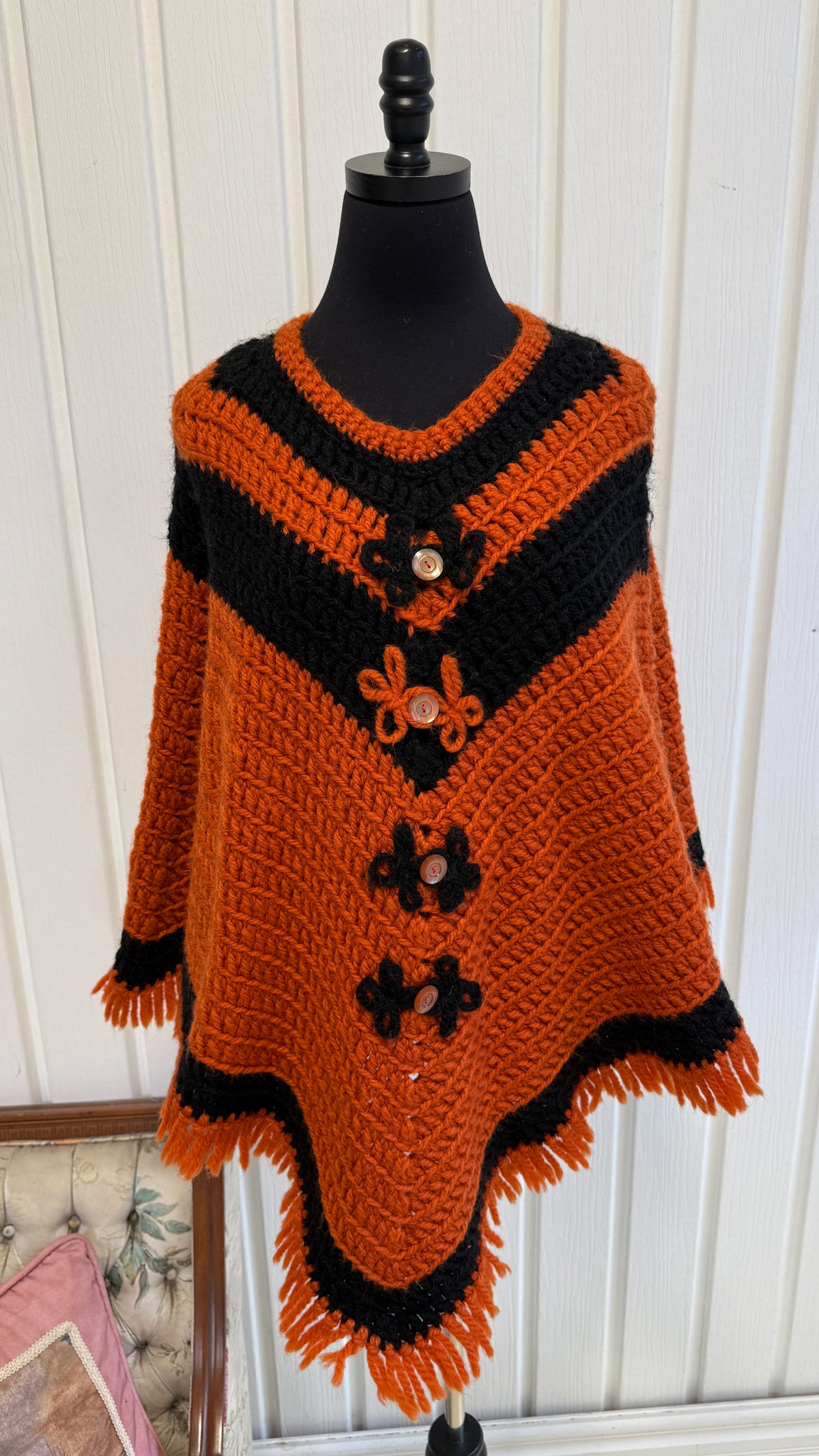 Chandail/poncho tricot orange et noir- medium