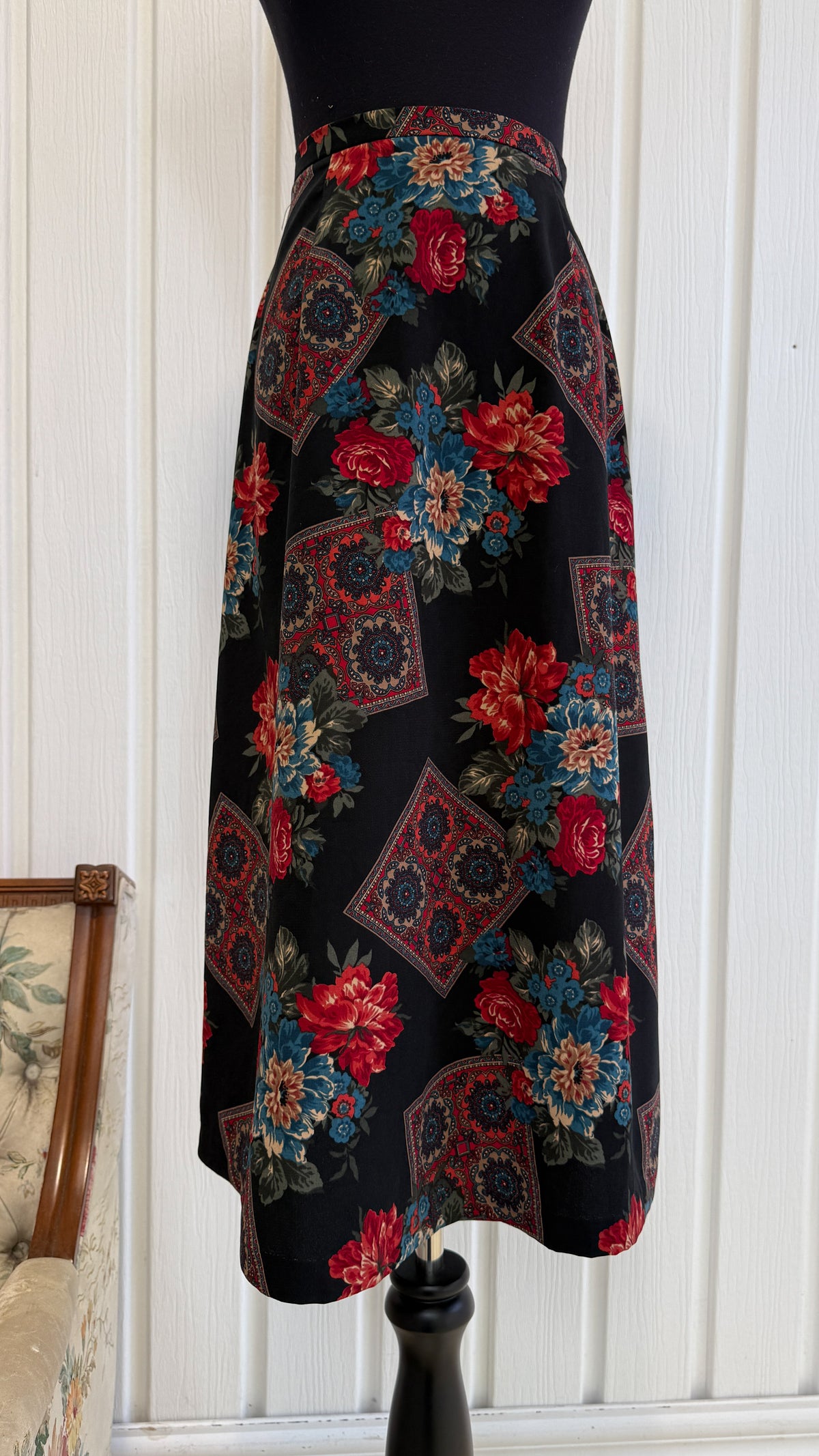 Jupe noire fleurie rouge et bleu- medium