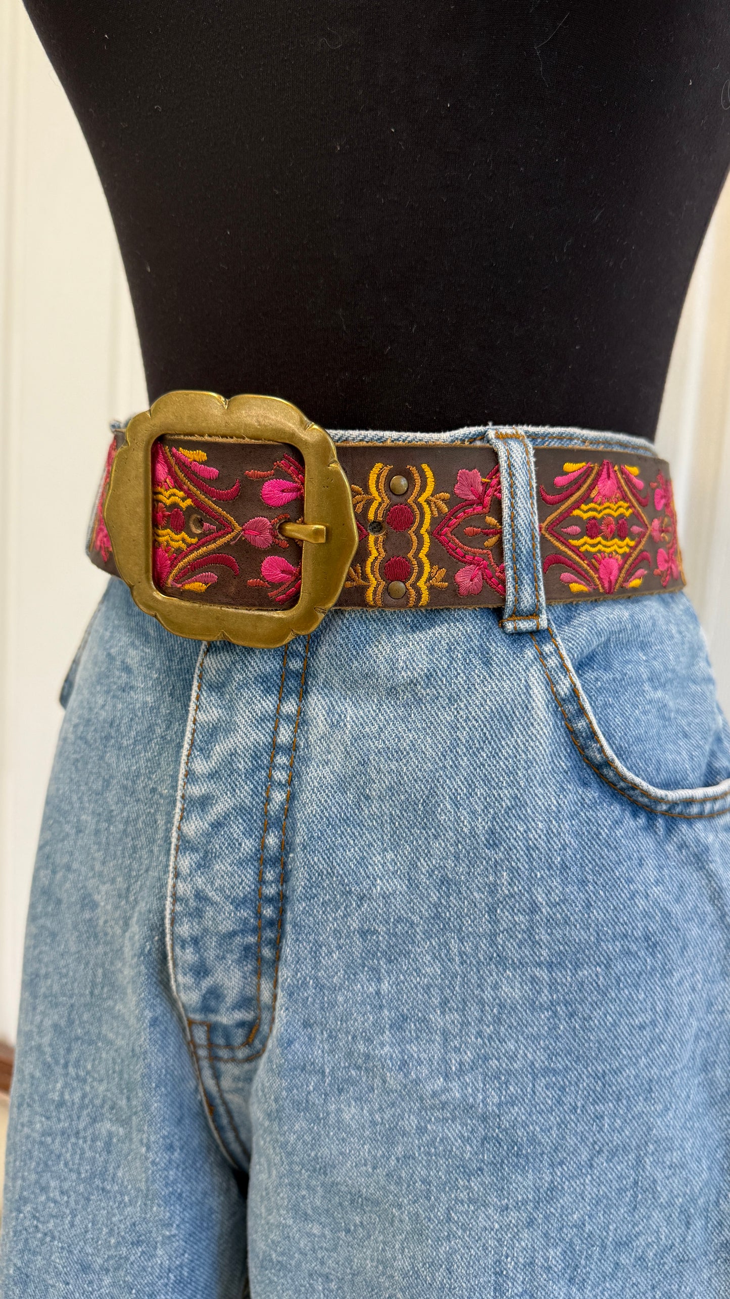 Ceinture en cuir brune brodée rose- x-large