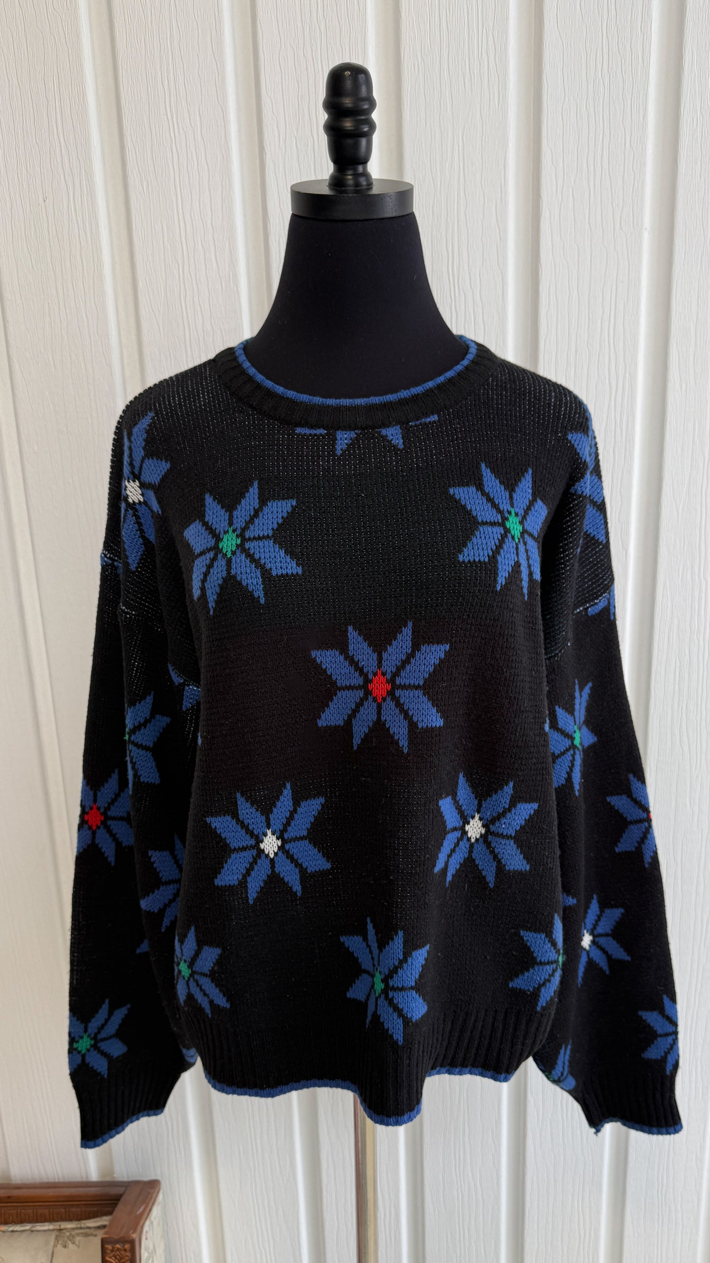 Chandail en tricot noir fleuris bleu- large