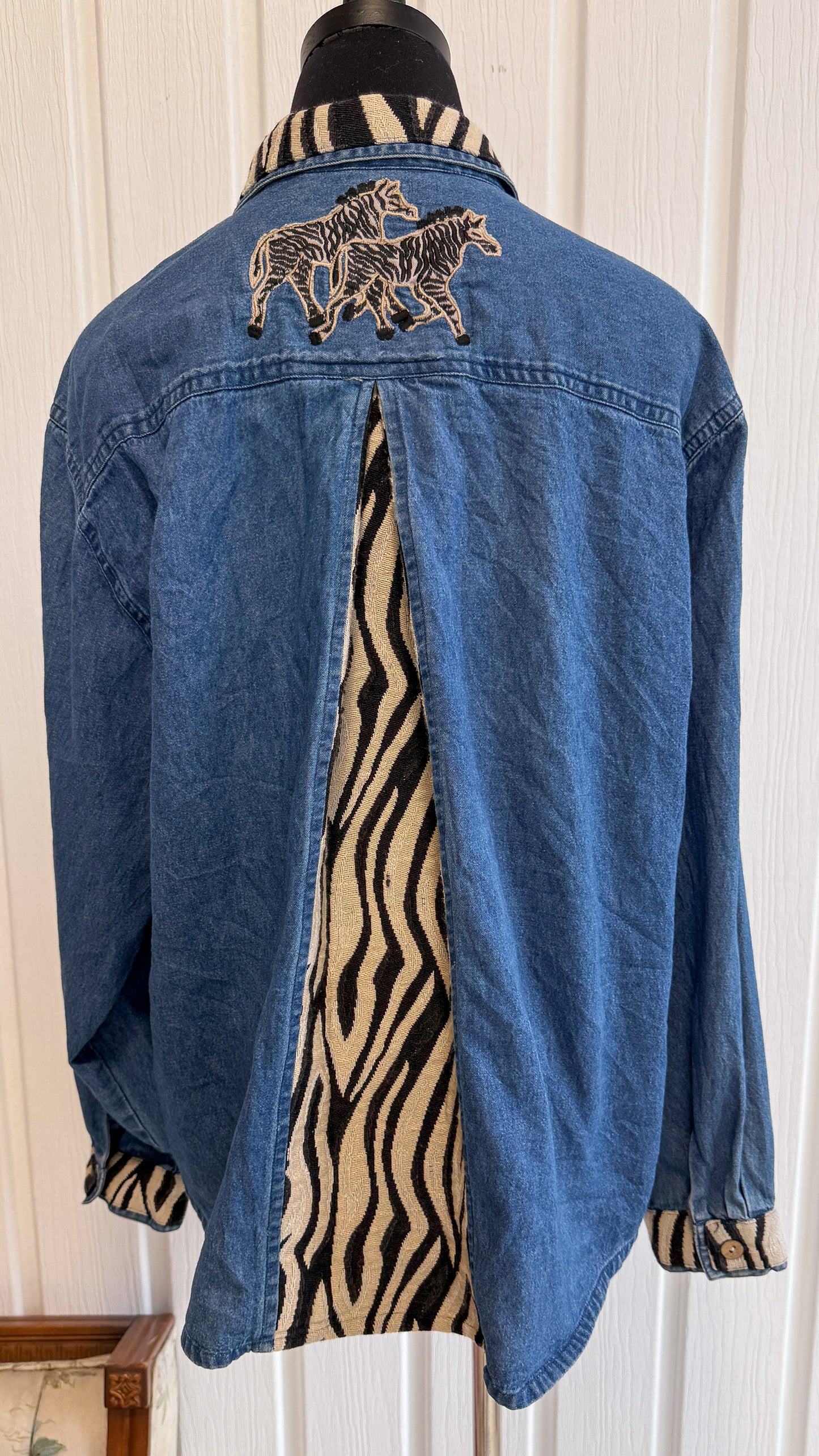 Chemisier en denim brodé zèbre- large