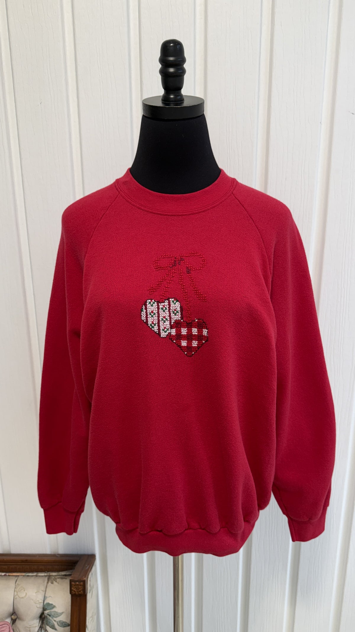 Chandail crewneck rouge coeurs et boucles- large