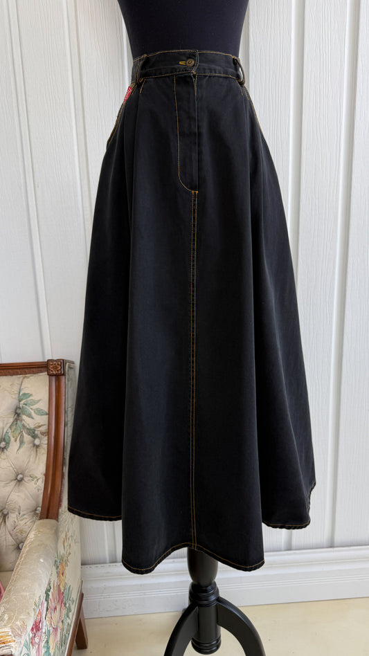 Jupe noir évasée à broderies- medium