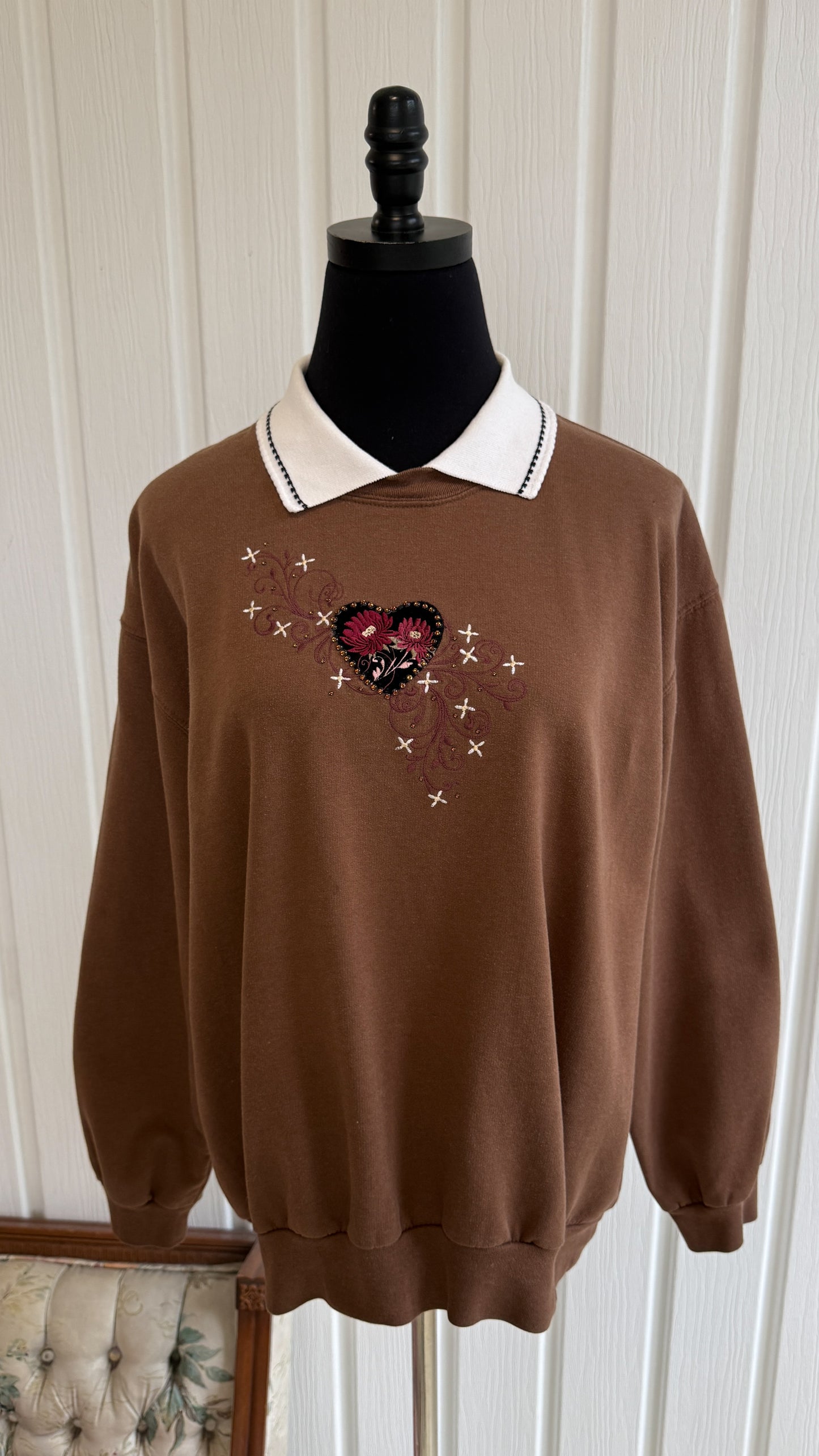 Chandail crewneck brun coeur fleuris- large