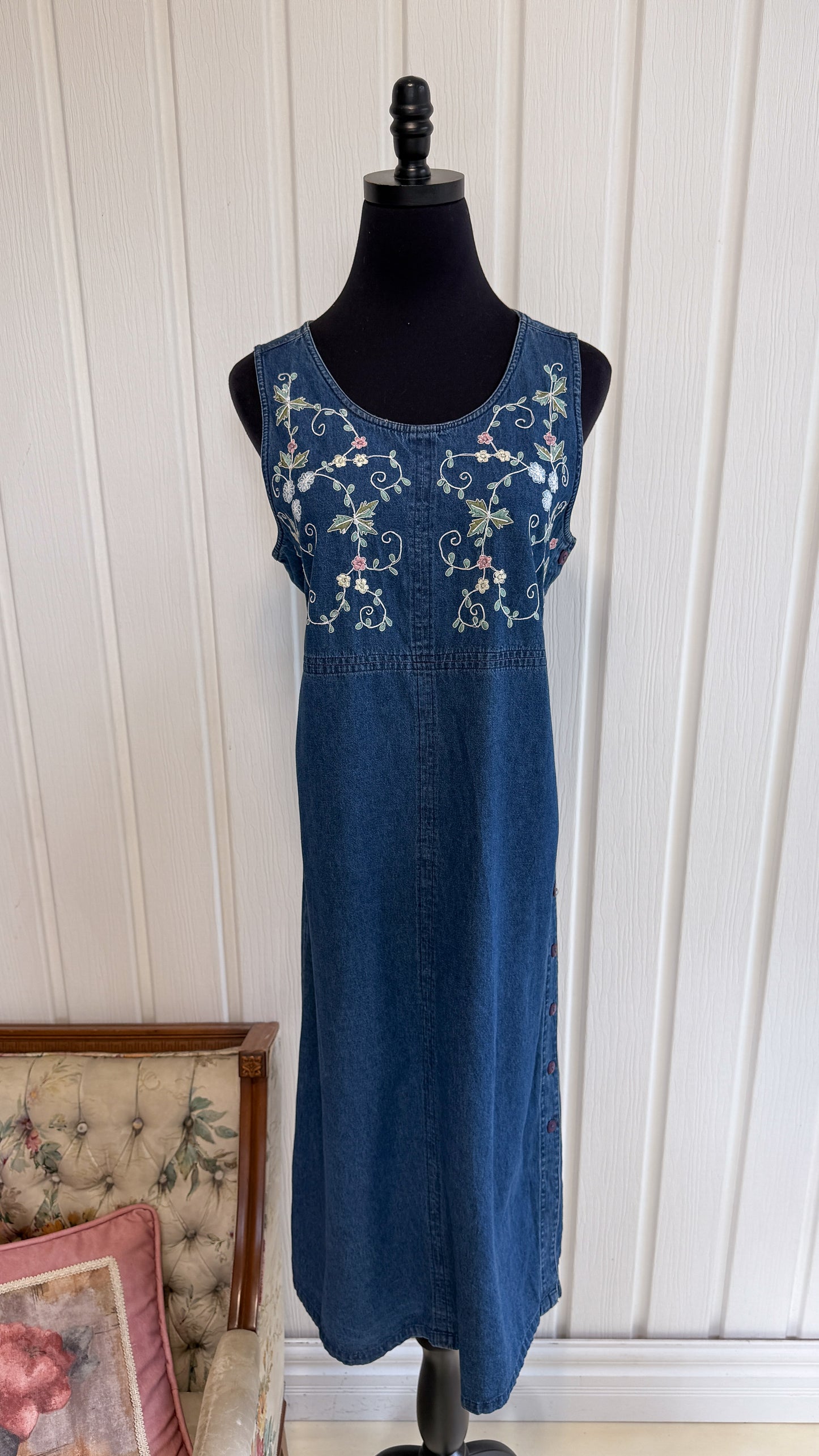 Robe en jeans brodée fleurie- large