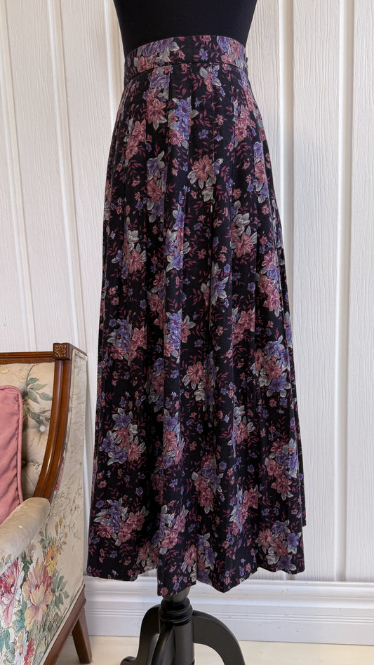 Jupe noire plissée fleurie mauve- small