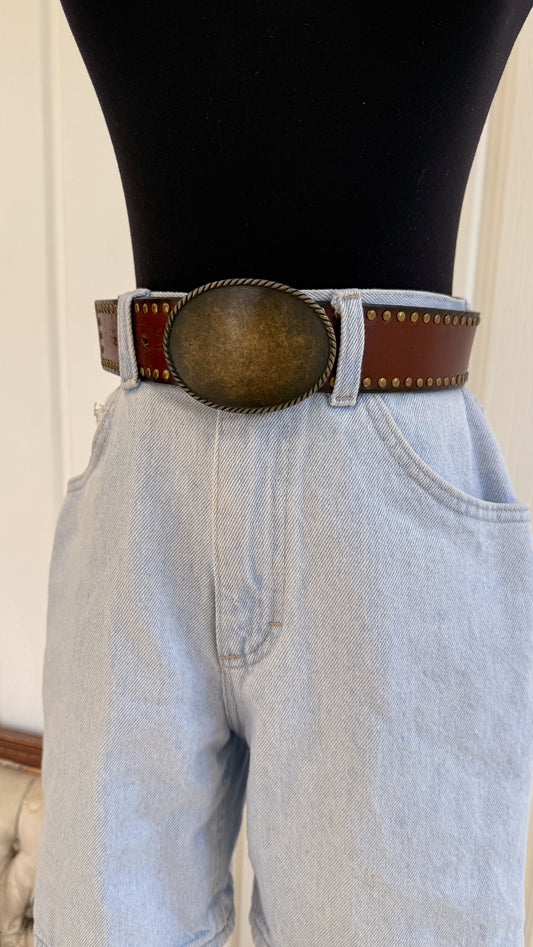 Ceinture brune en cuir clouté- large