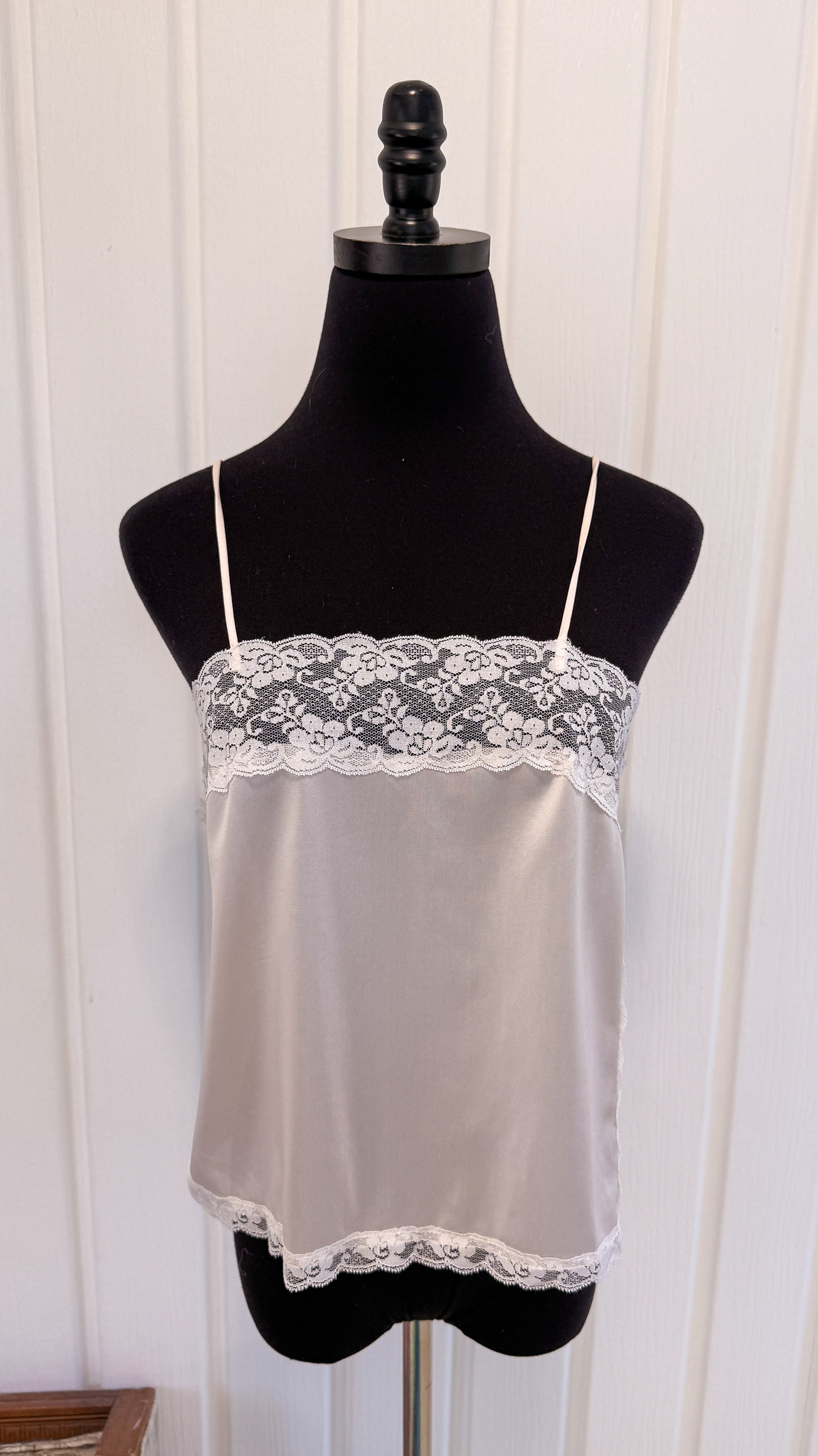 Haut en satin et dentelles blanc- small