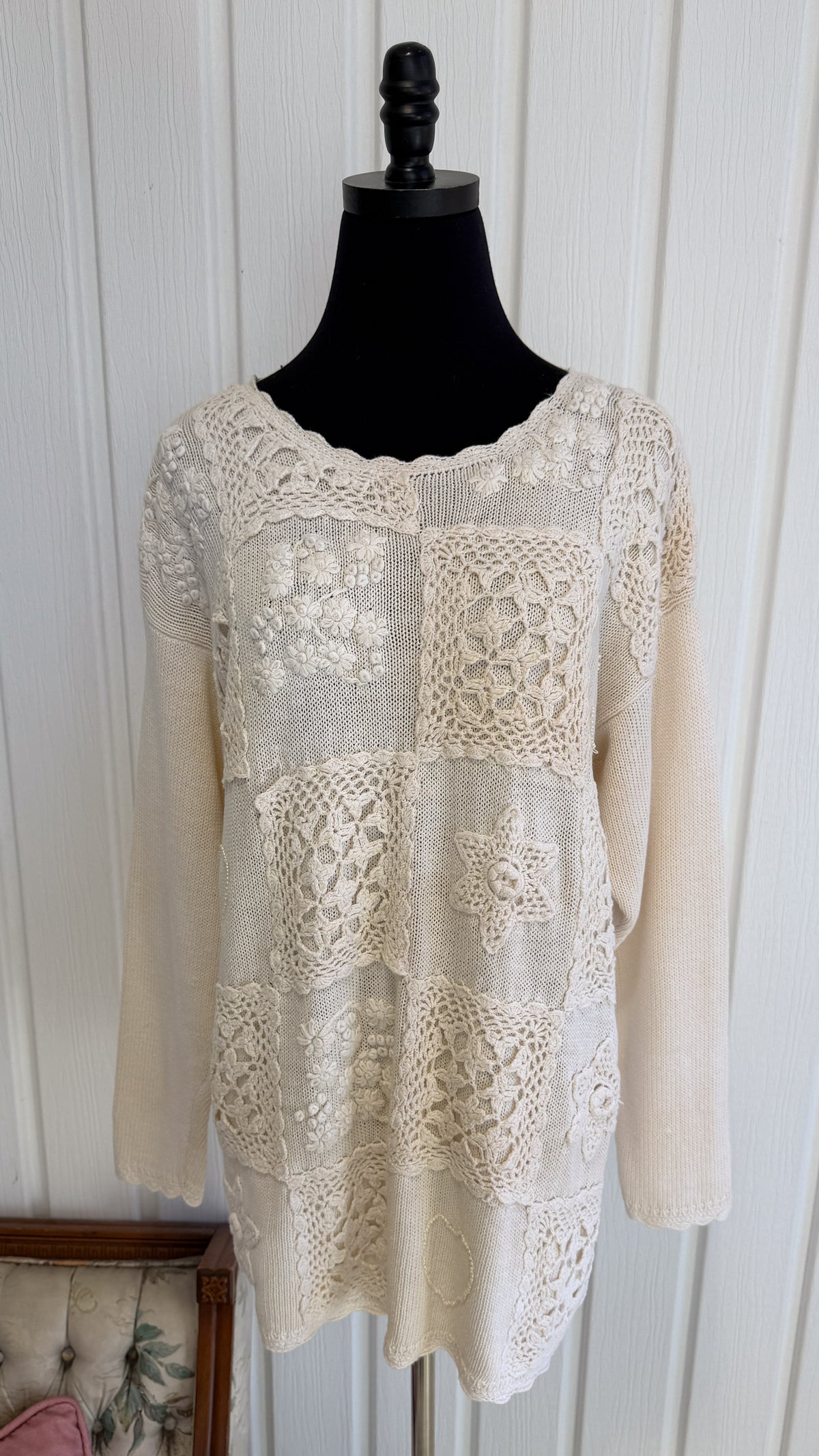 Chandail tricot blanc creme brodé-medium