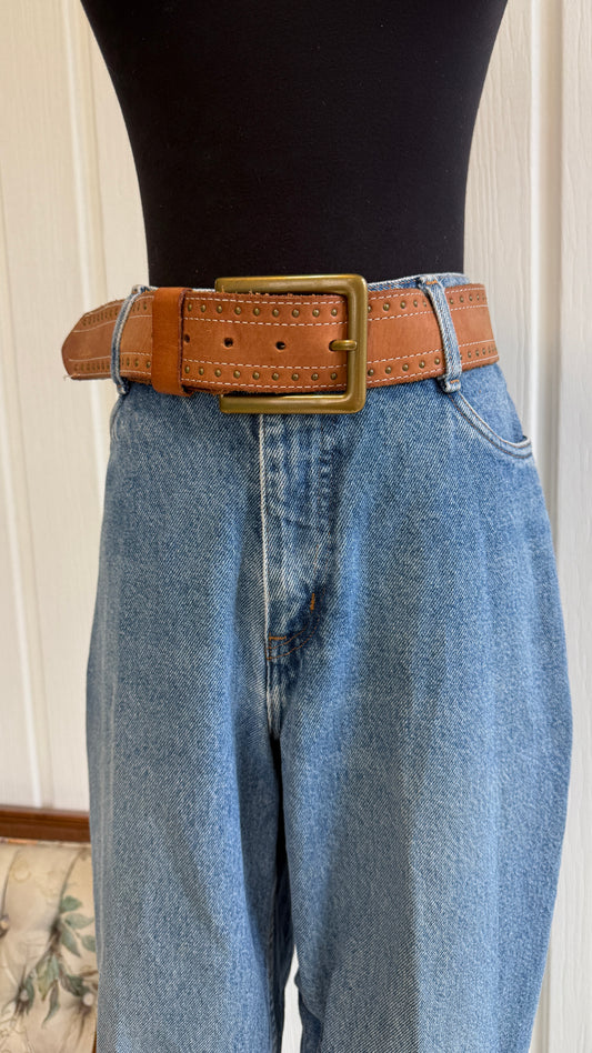 Ceinture en cuir brun pâle clouté- large