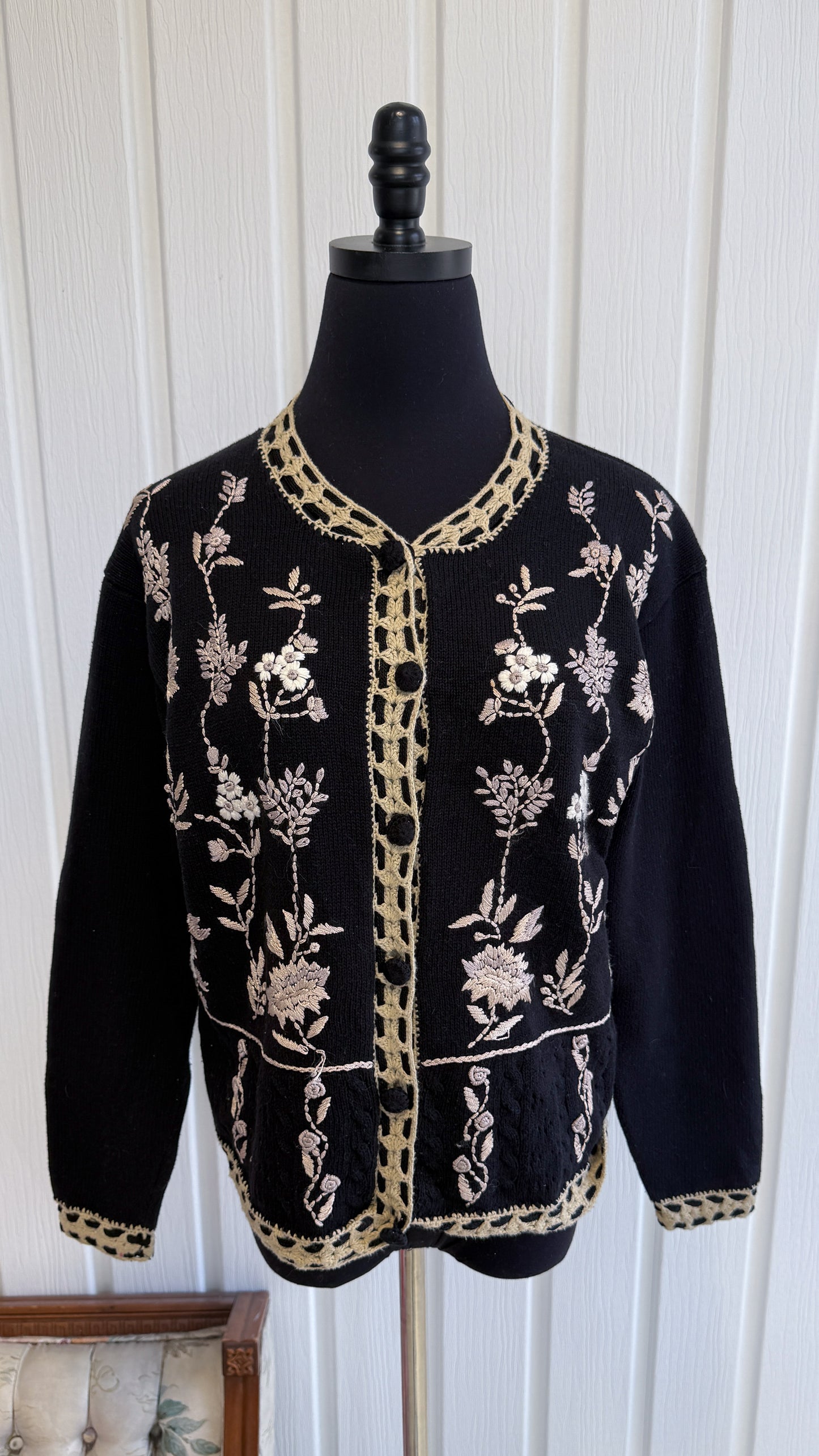 Cardigan tricot noir et beige broderies fleuris - medium