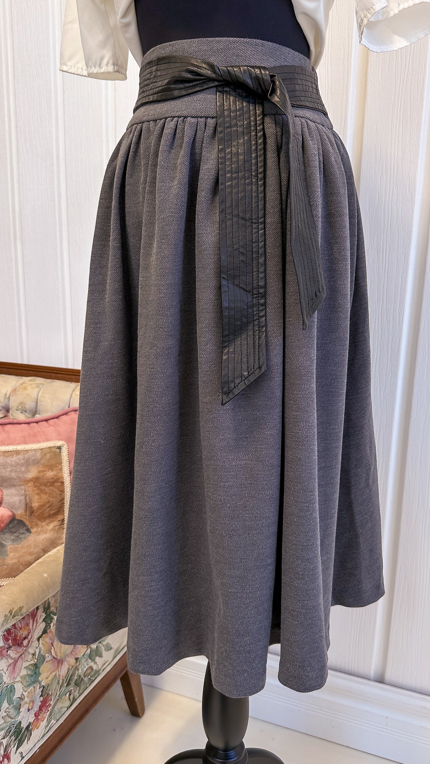 Jupe grise foncé à ceinture- small
