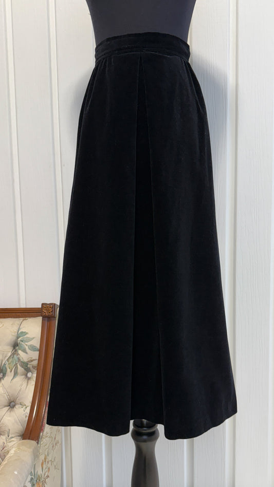 Black velvet skirt - medium
