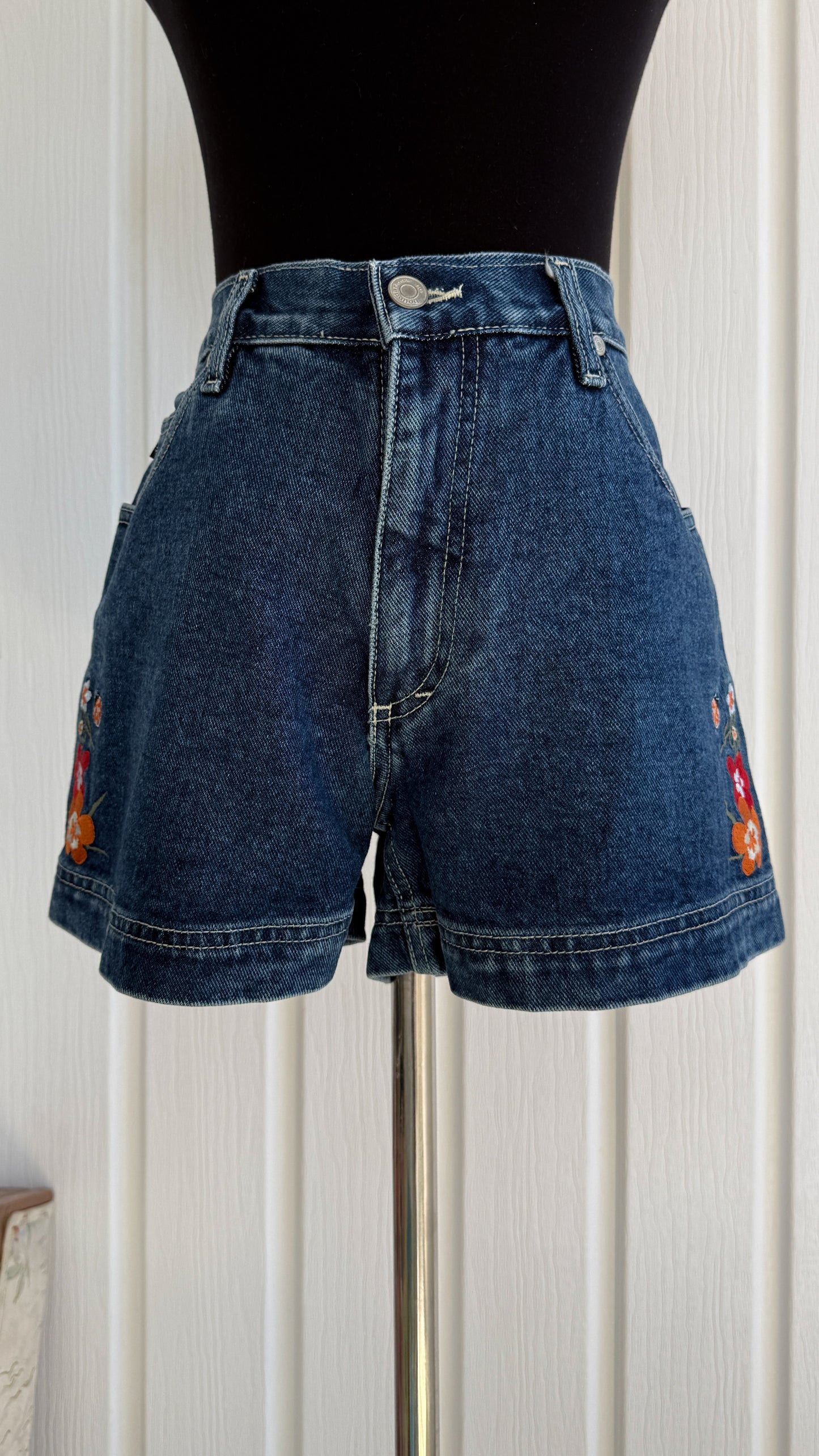 Short en jeans brodée fleuris- medium
