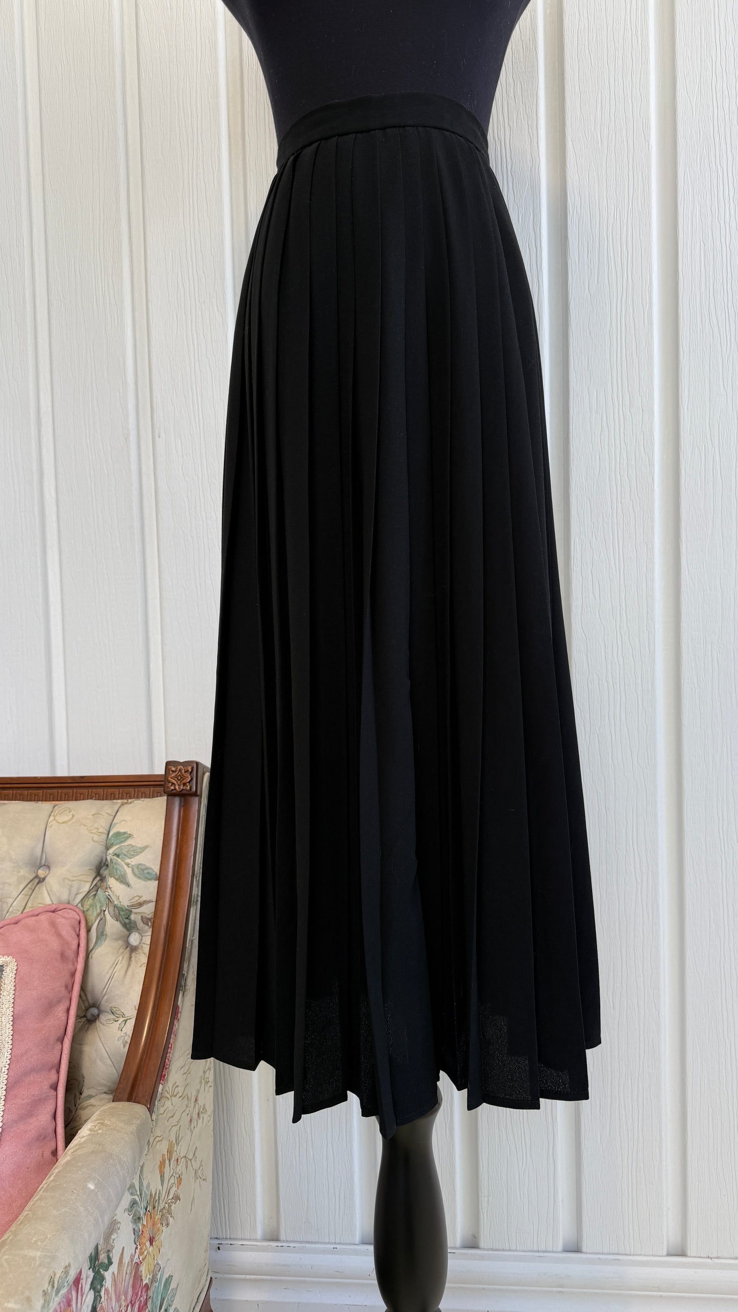 Black pleated skirt - small