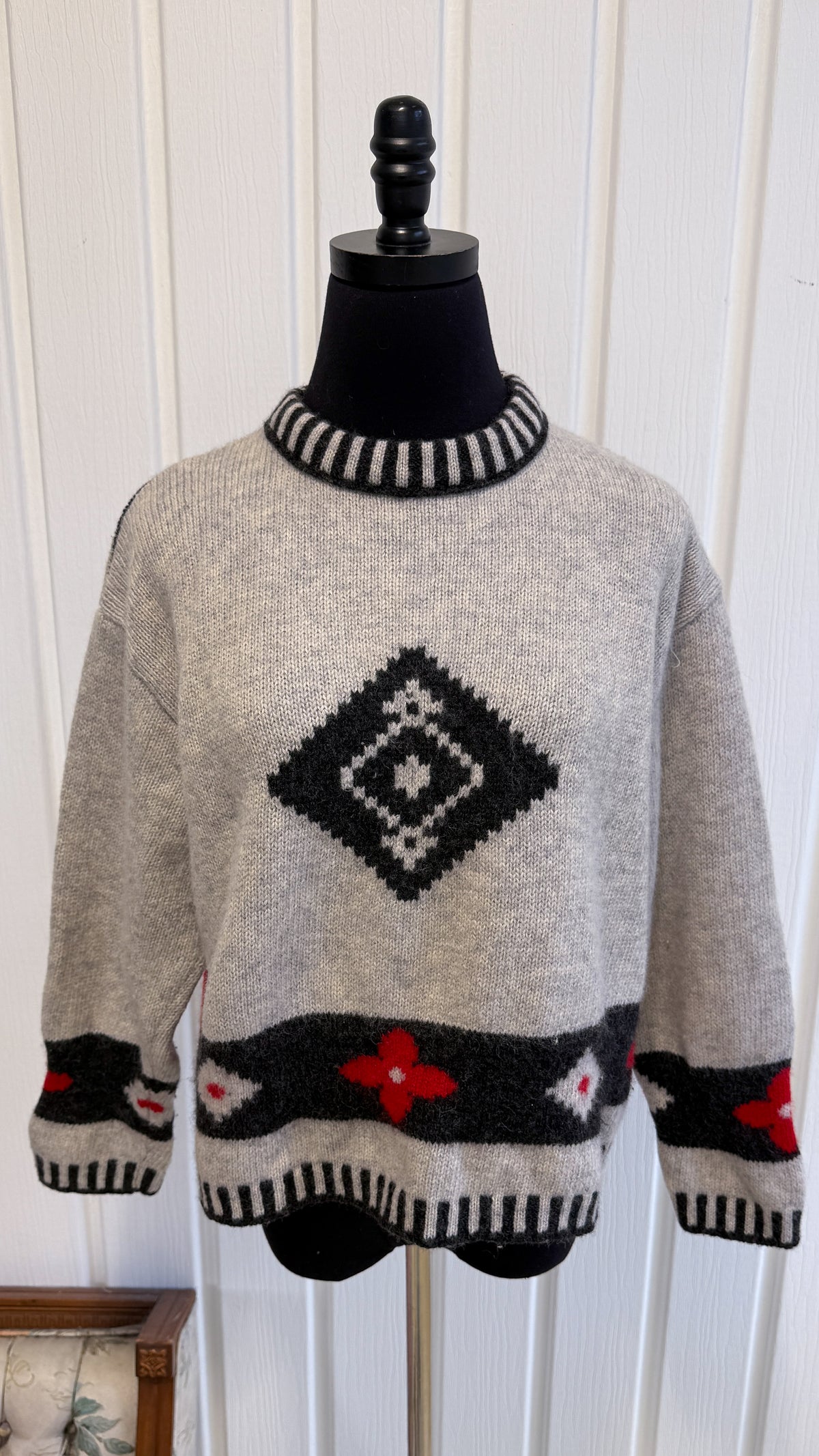 Chandail lainage gris,noir et rouge- medium