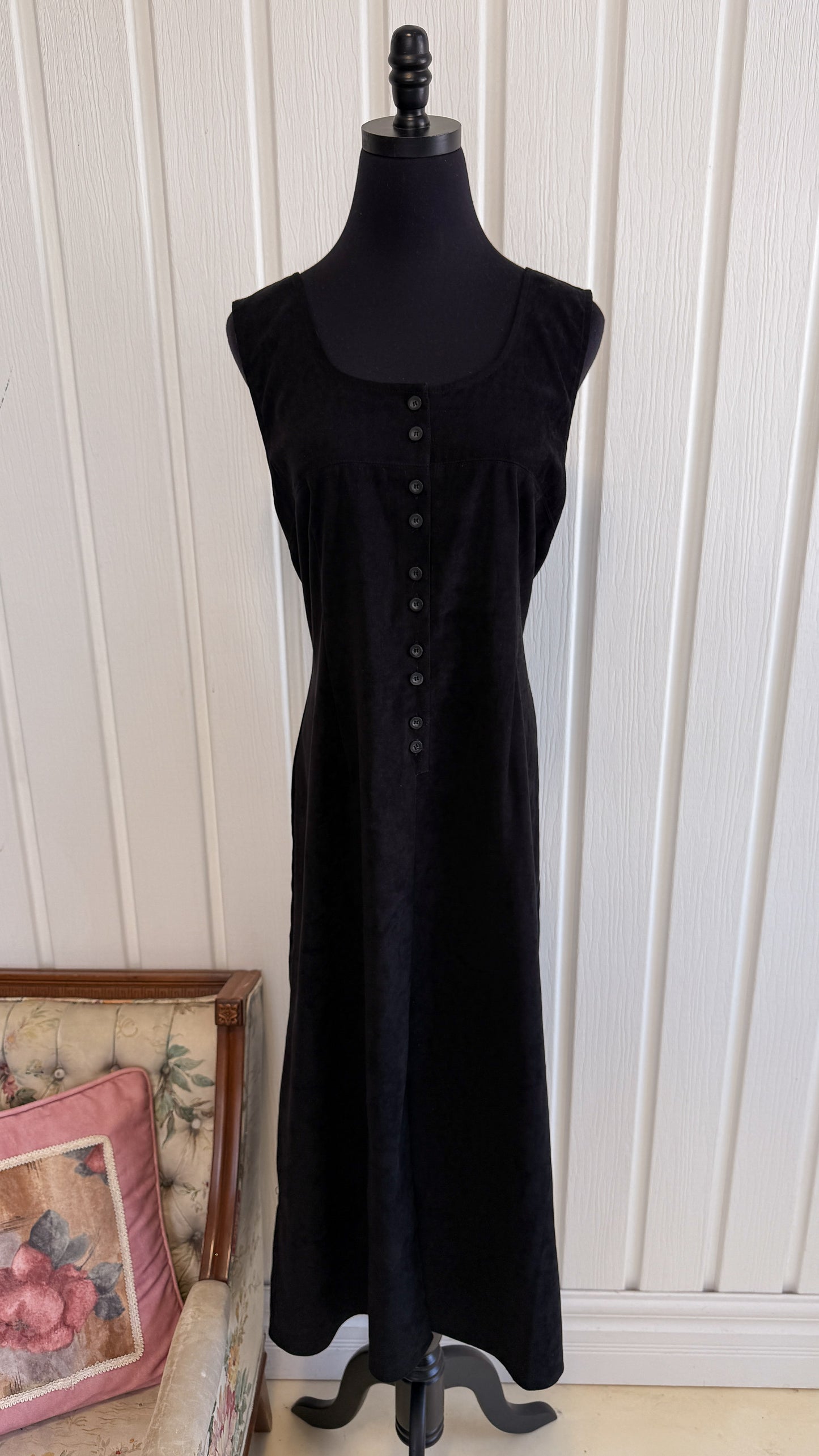 Robe noire à boutons- large