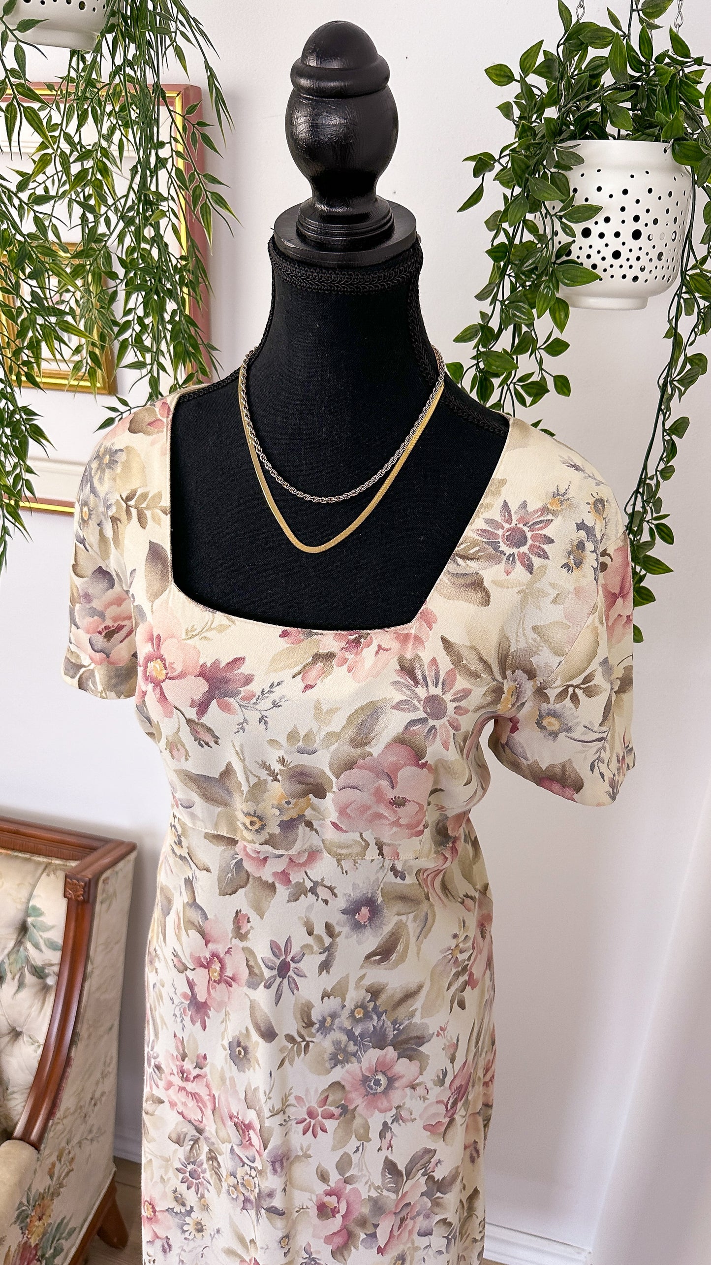 Robe beige fleurie -large