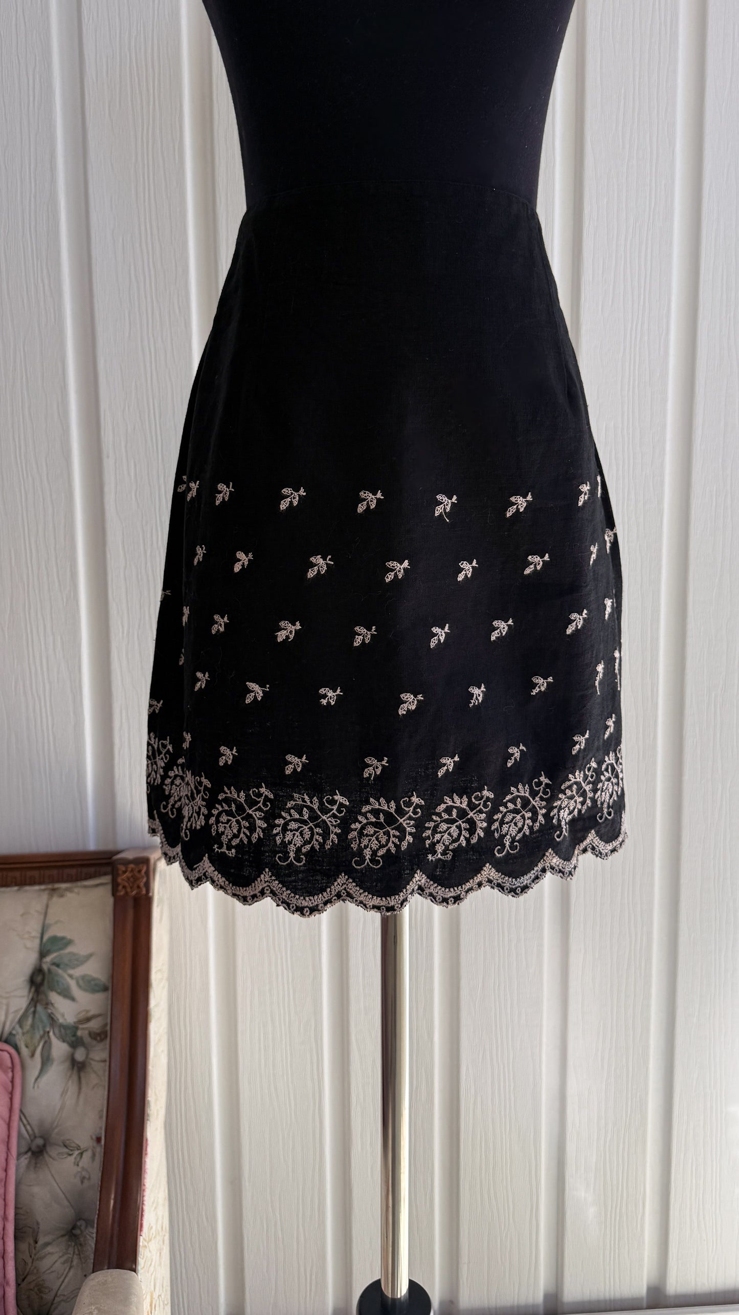Jupe en lin noir brodée beige- small