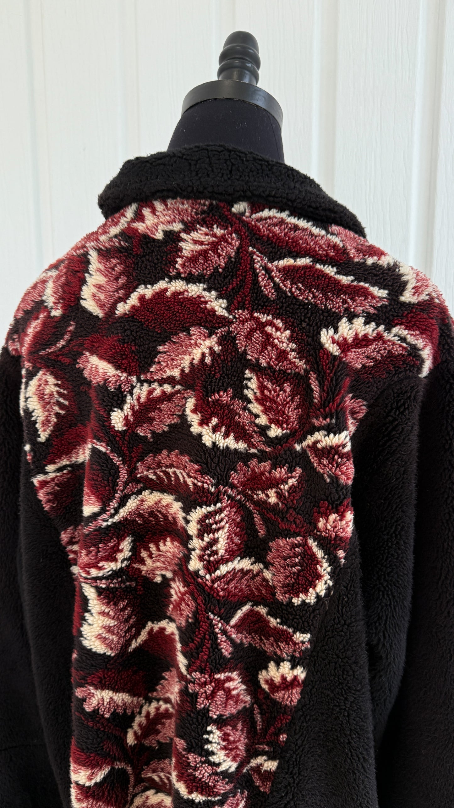 Veste en polar noire feuilles- large