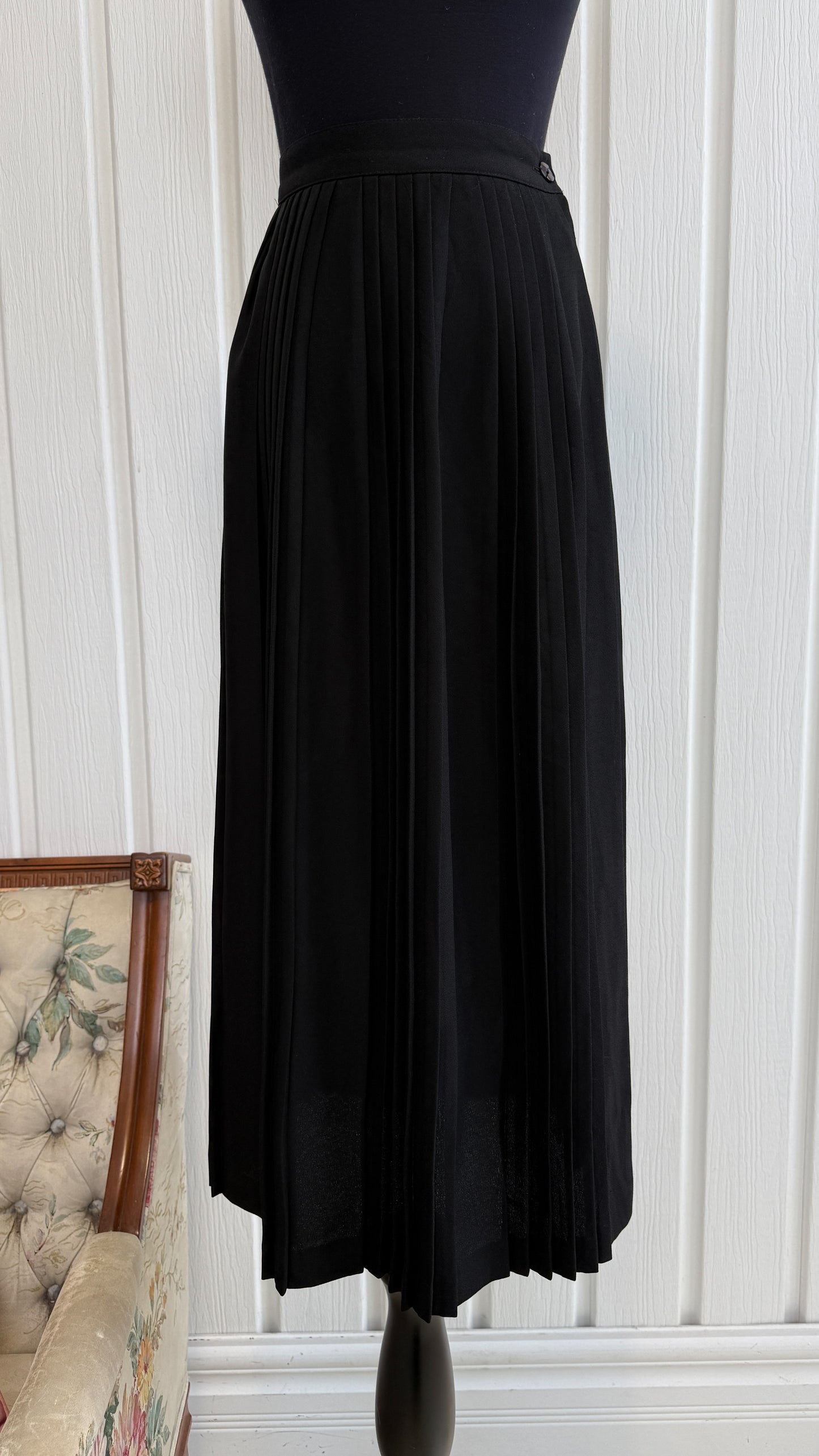Black pleated skirt - small