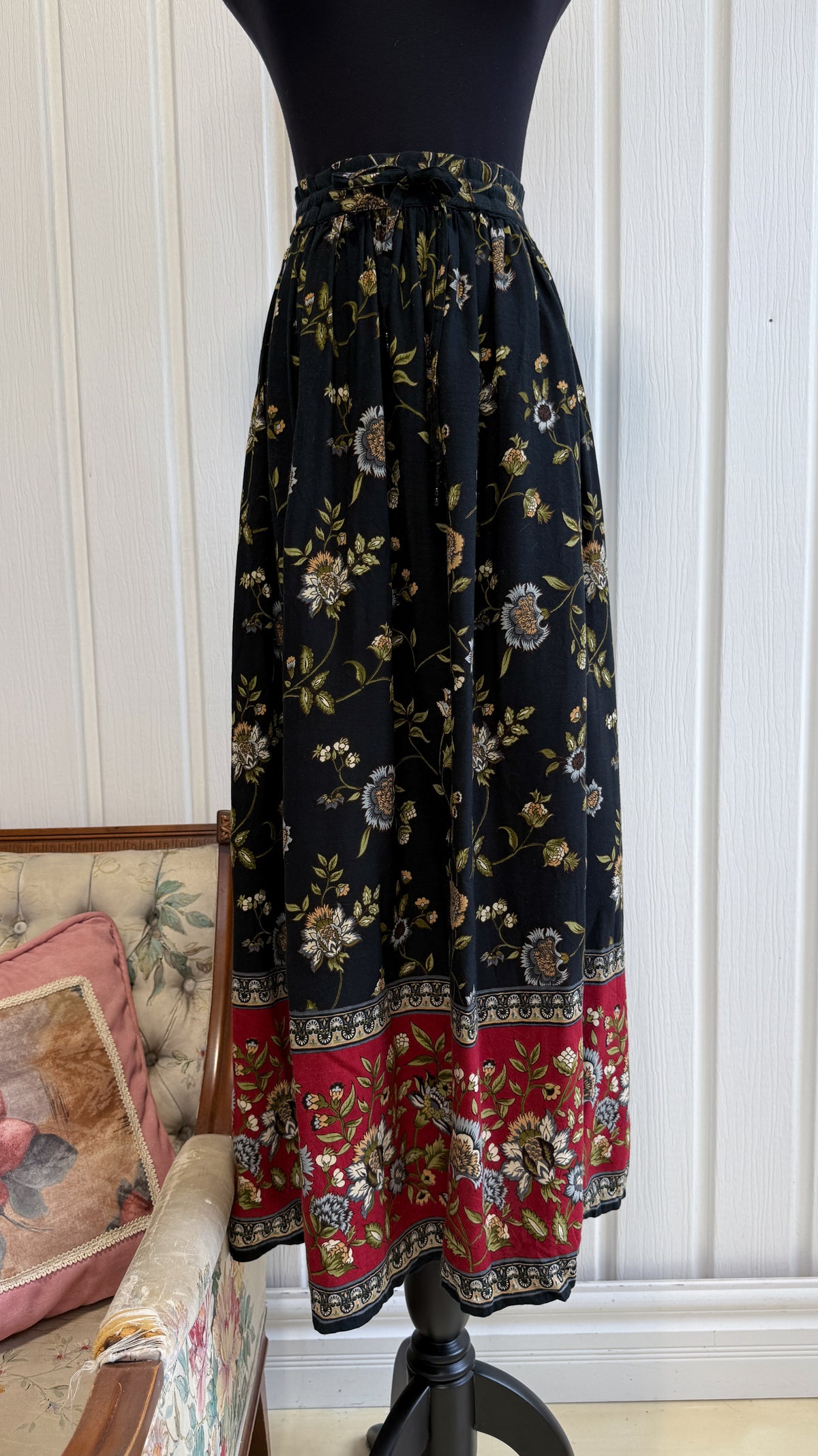 Jupe noire fleurie beige et verte- large