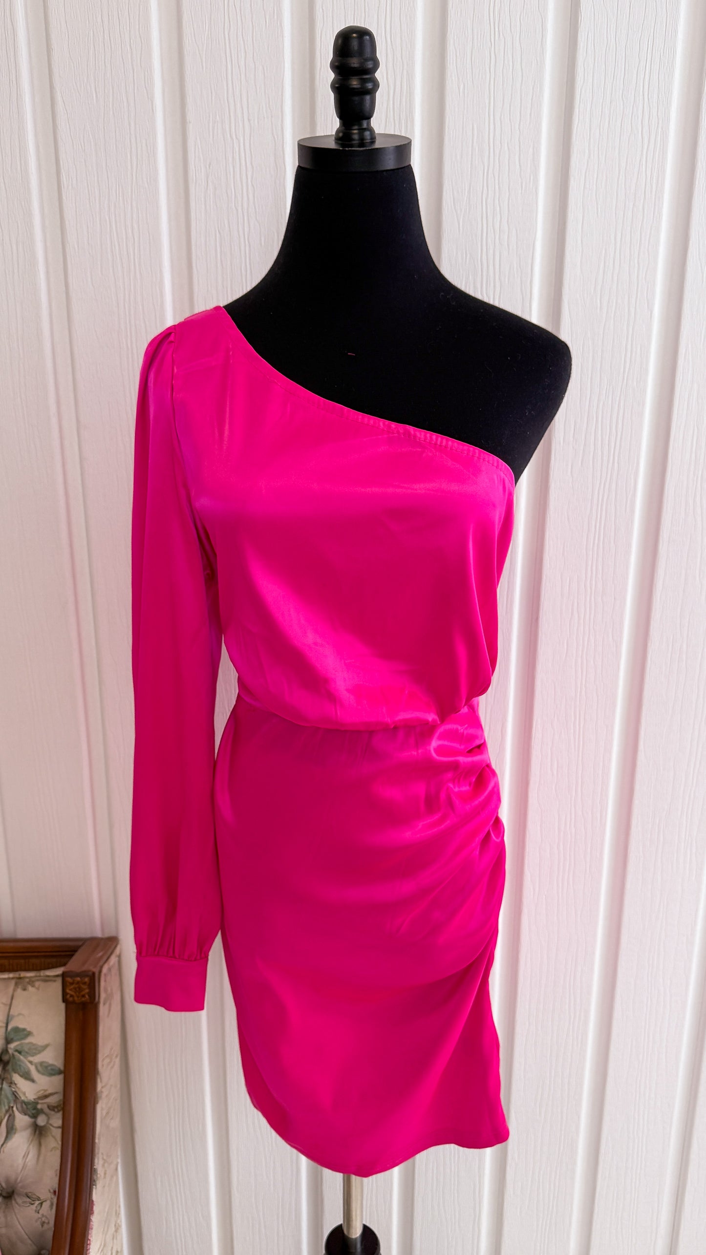 Robe en satin rose une manche- large
